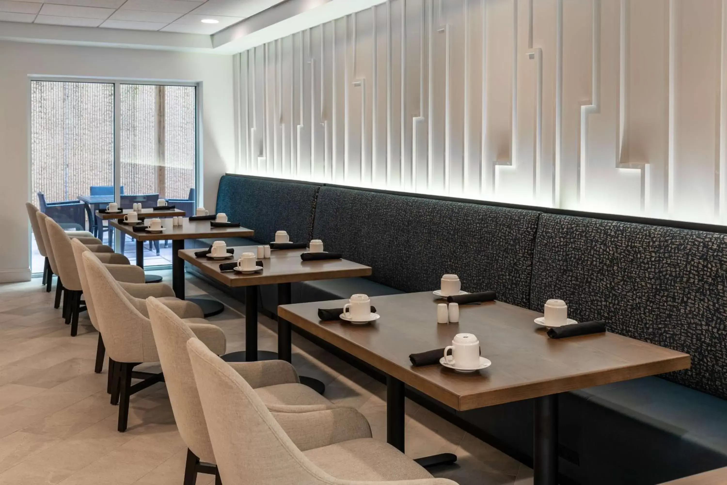 Dining area in Hilton Garden Inn Arlington/Courthouse Plaza