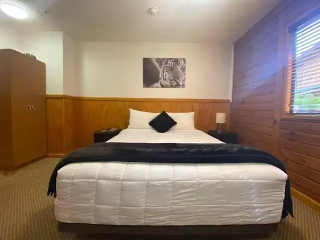 Bed in Lakefront Lodge Taupo