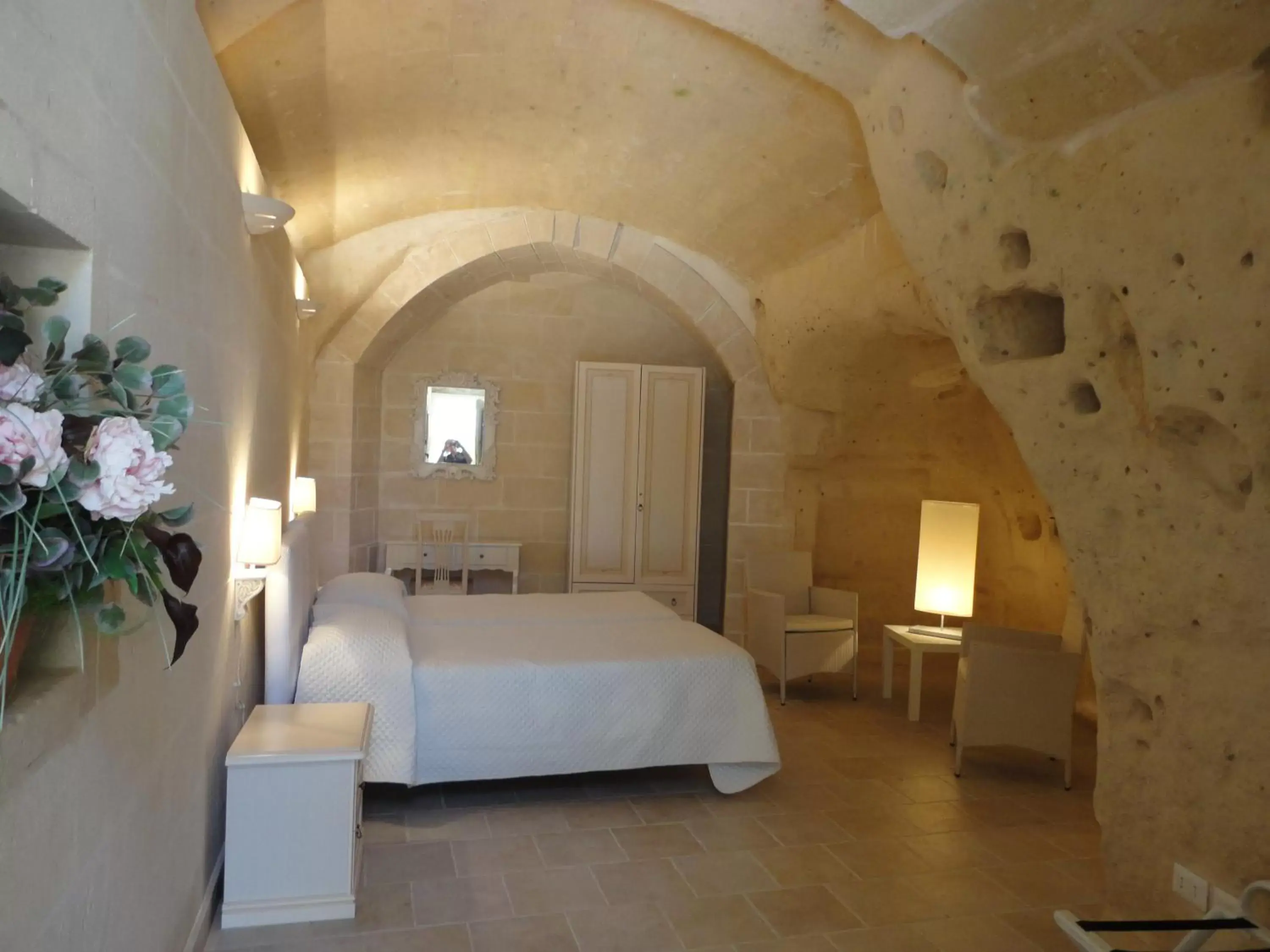 Photo of the whole room, Bed in Caveoso Hotel