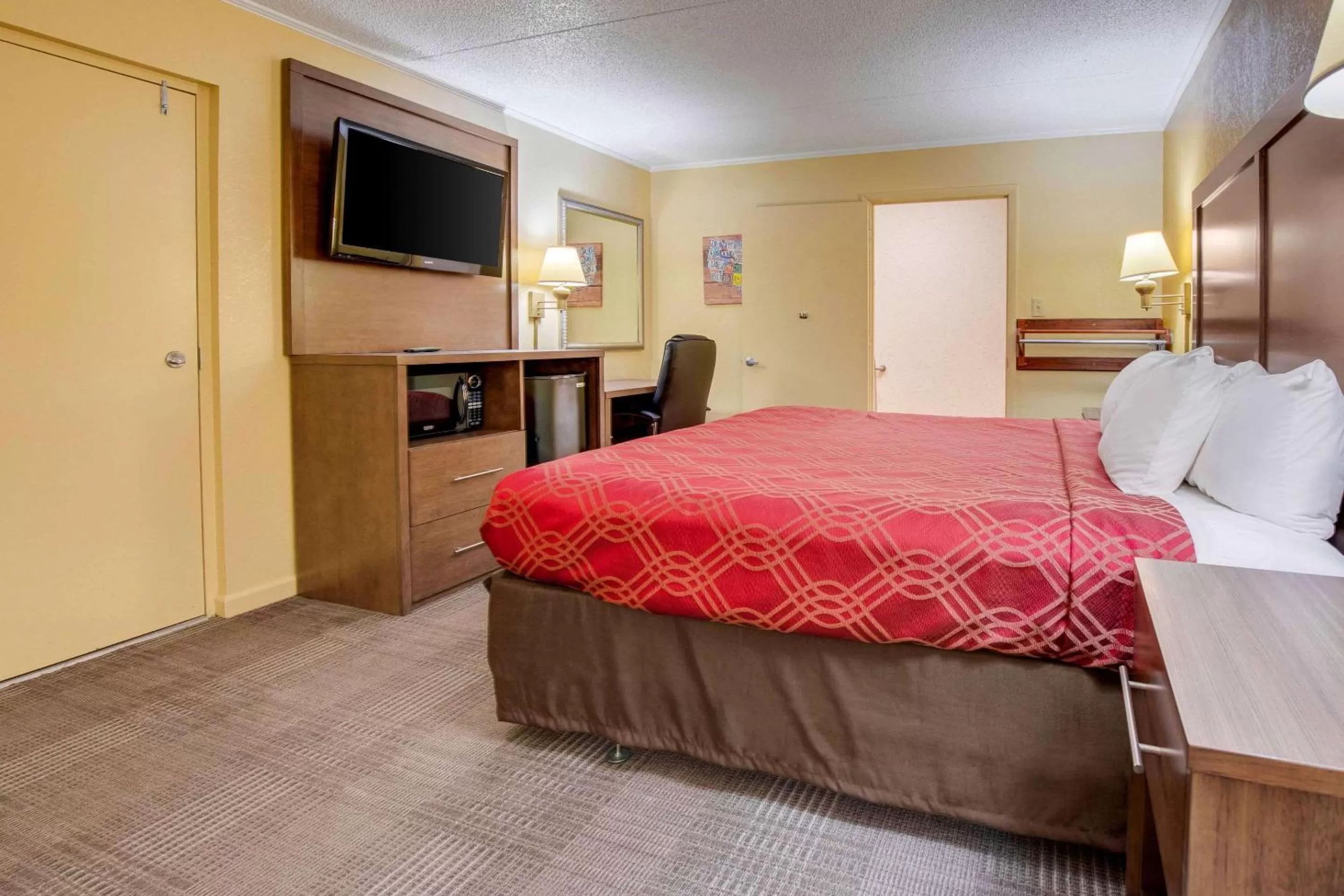 Photo of the whole room, Bed in Econo Lodge
