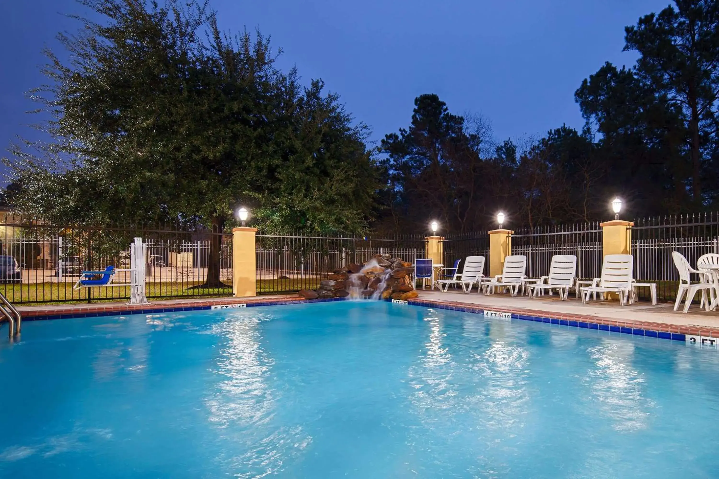 Pool view, Swimming Pool in Days Inn & Suites by Wyndham Sam Houston Tollway