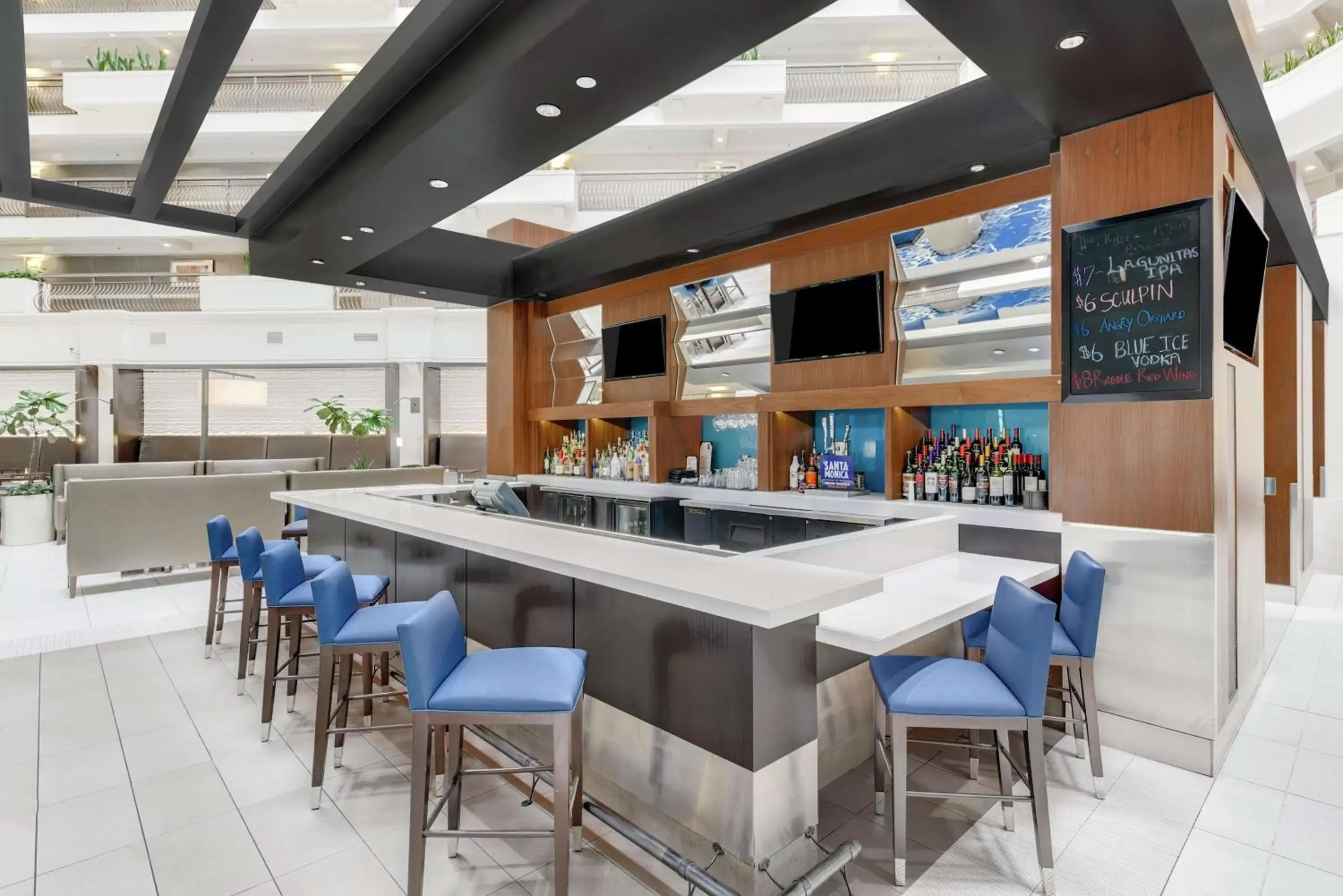 Lounge or bar, Lounge/Bar in Embassy Suites by Hilton Anaheim-Orange