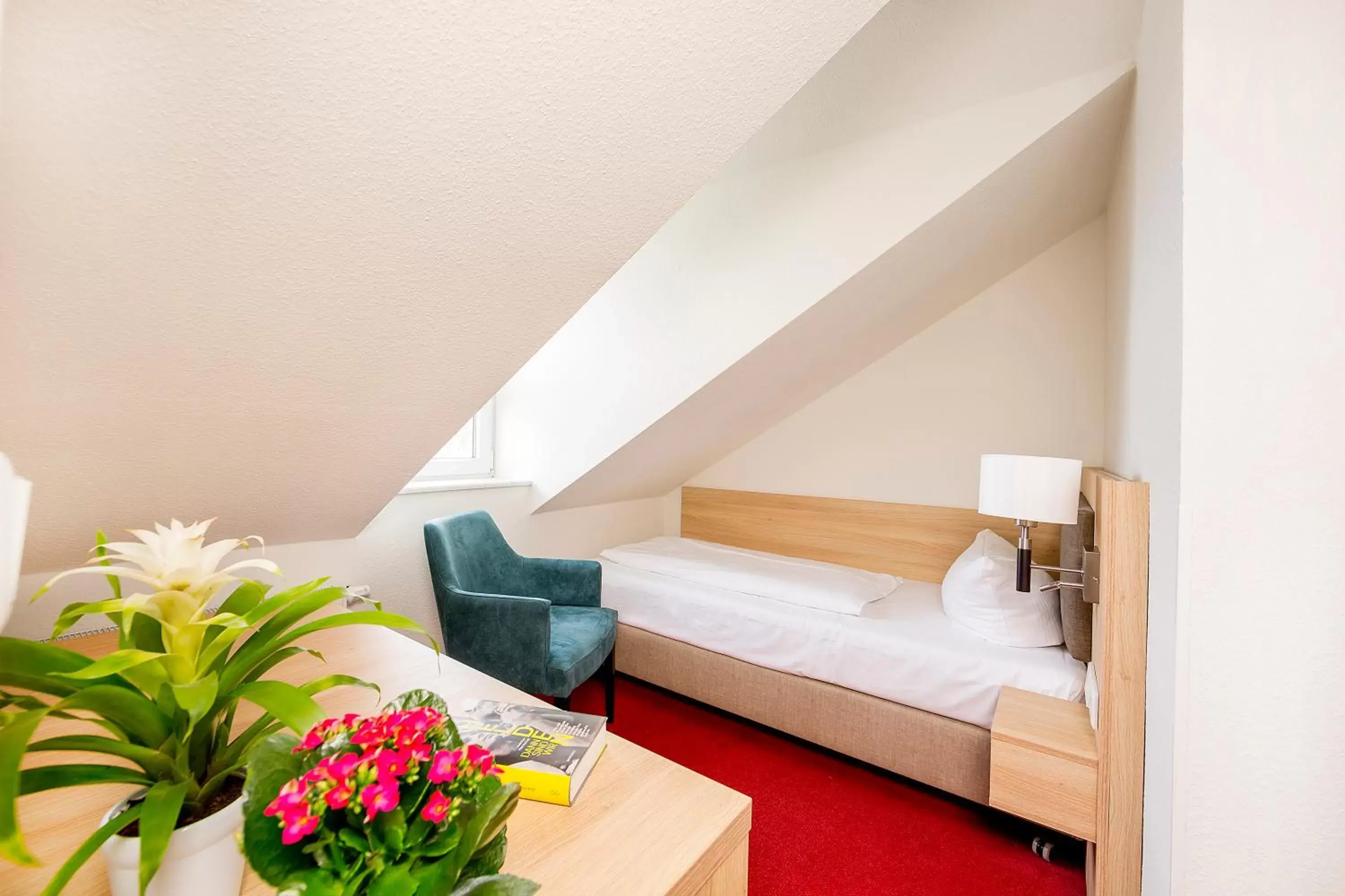Bed, Seating Area in Garni Eden Hotels
