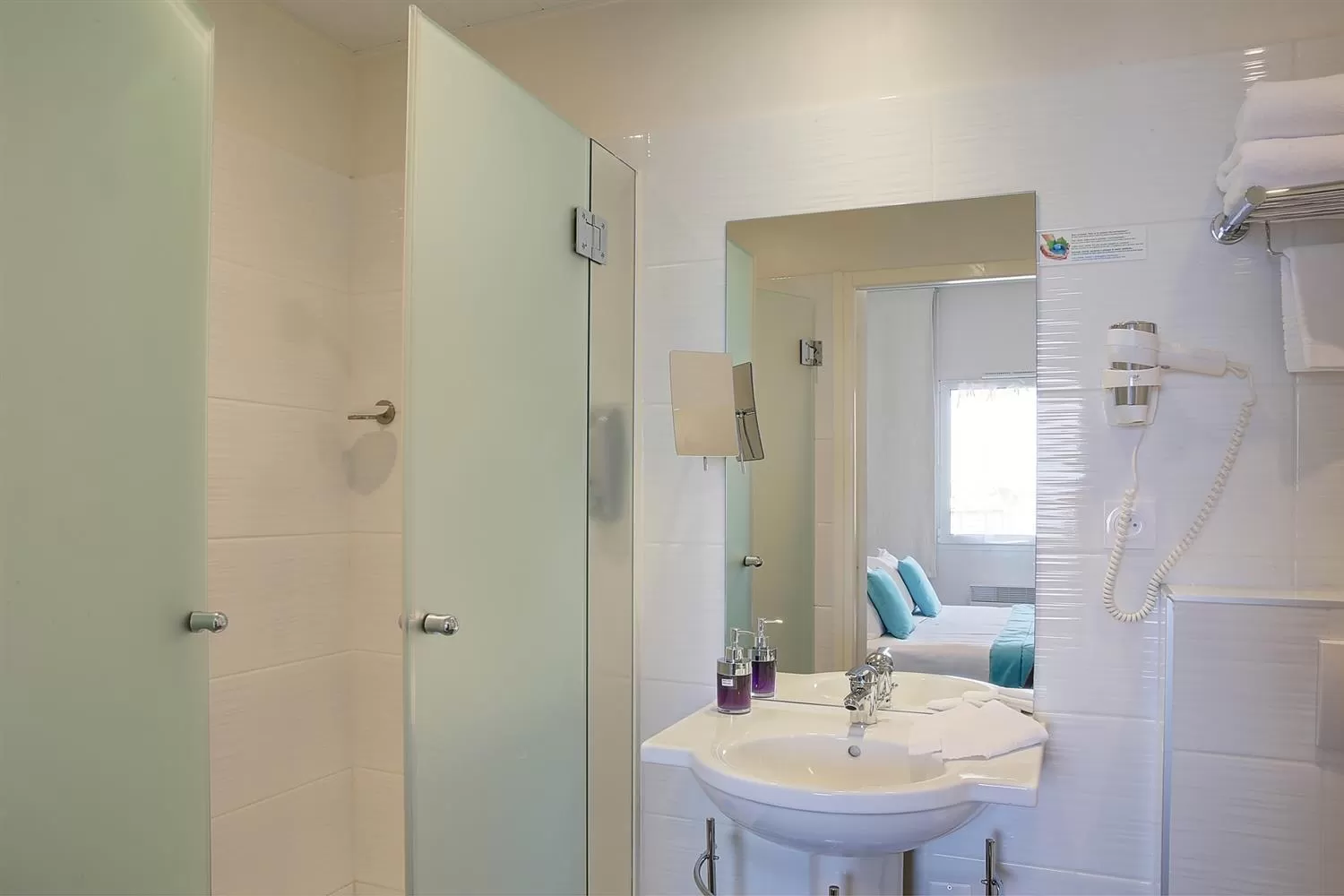 Shower in Best Western Plus Les Terrasses de Bréhat