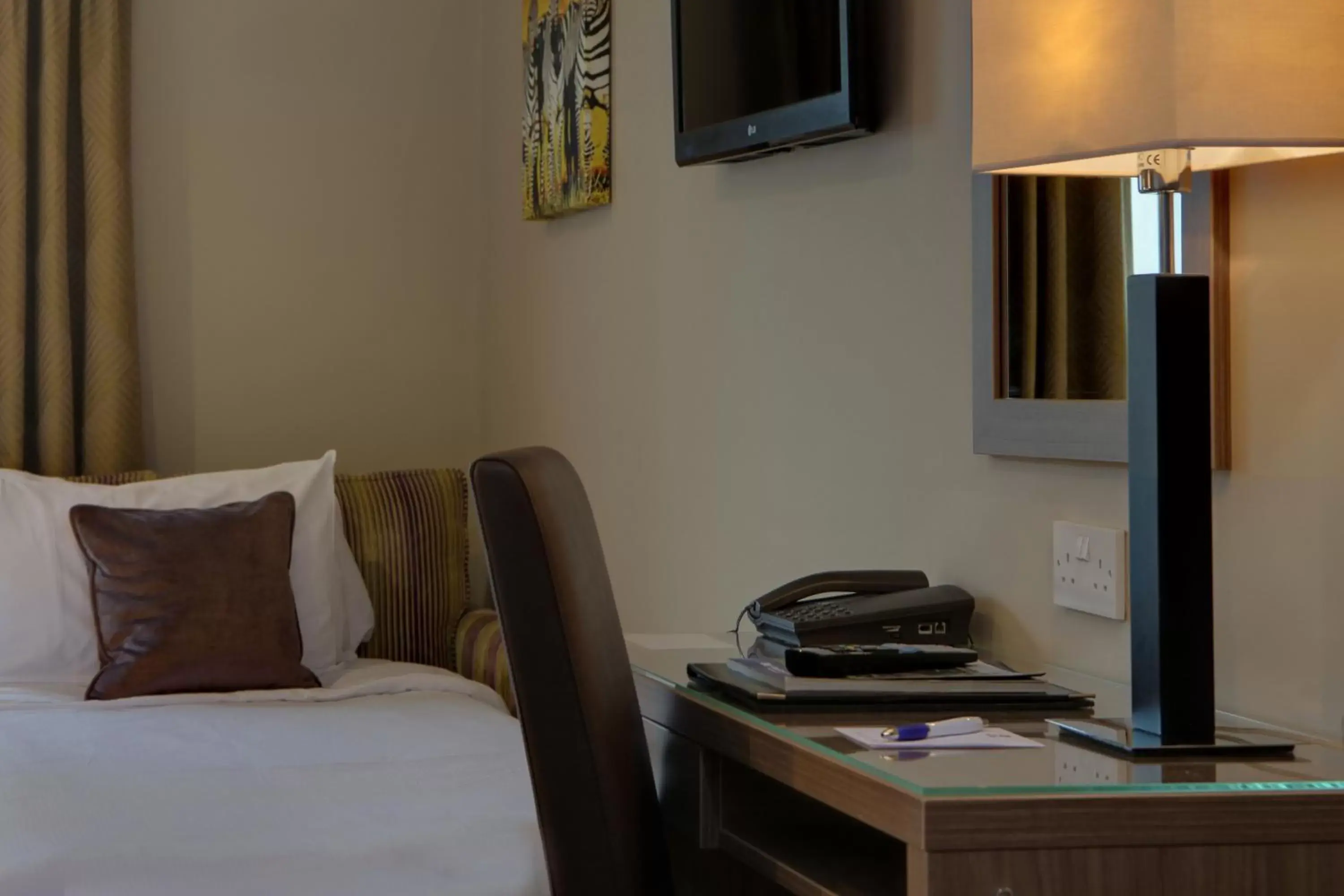 Bed, TV/Entertainment Center in Best Western Pontypool Metro Hotel