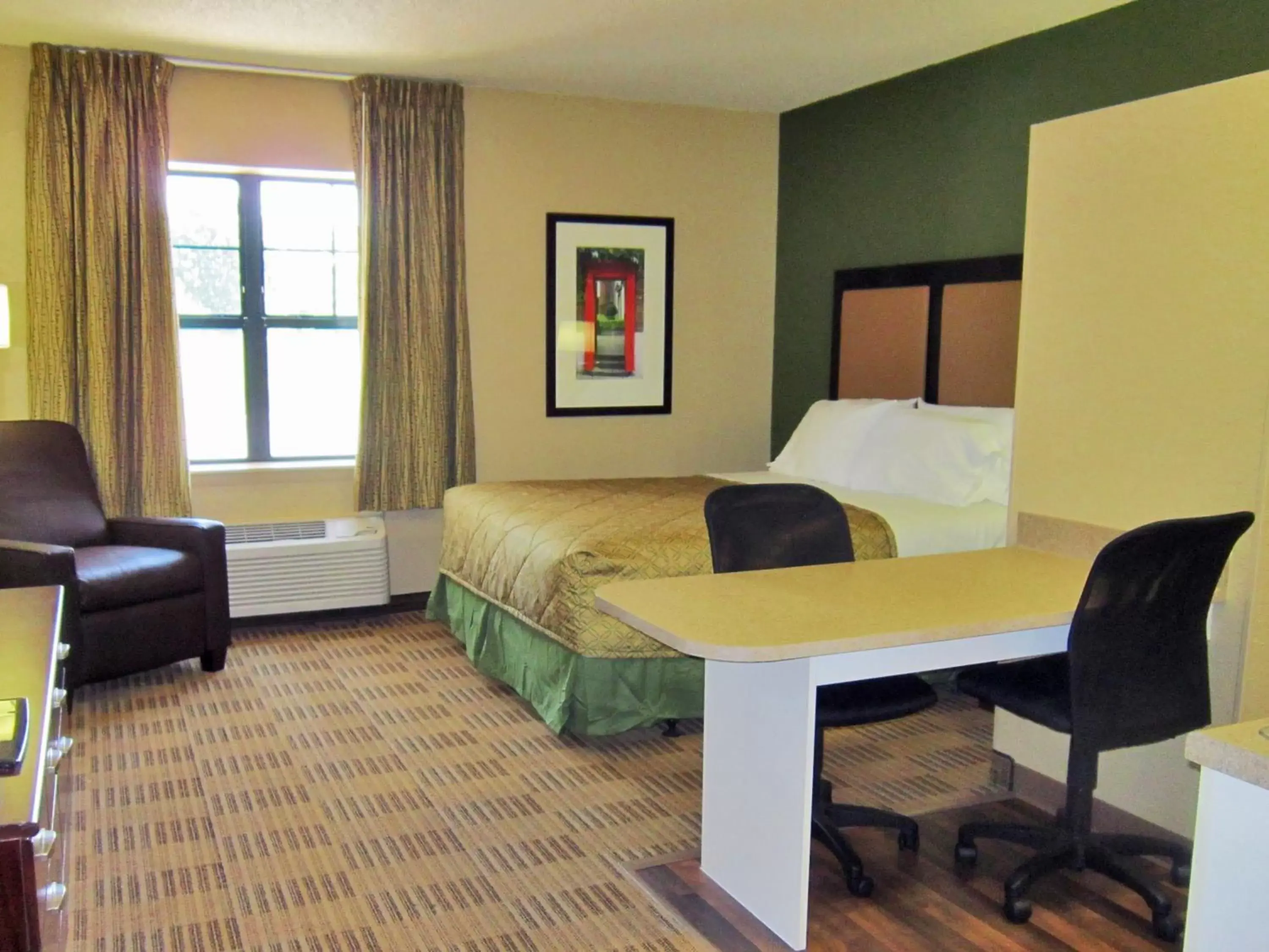 Bed, Seating Area in Extended Stay America Suites - Toledo - Holland