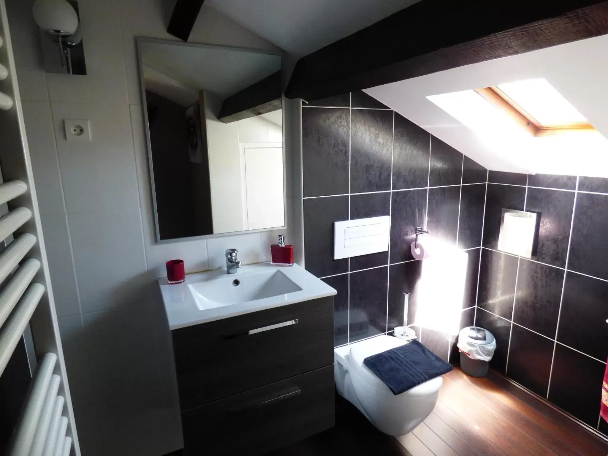 Photo of the whole room, Bathroom in La Colline aux Yeux Doubs