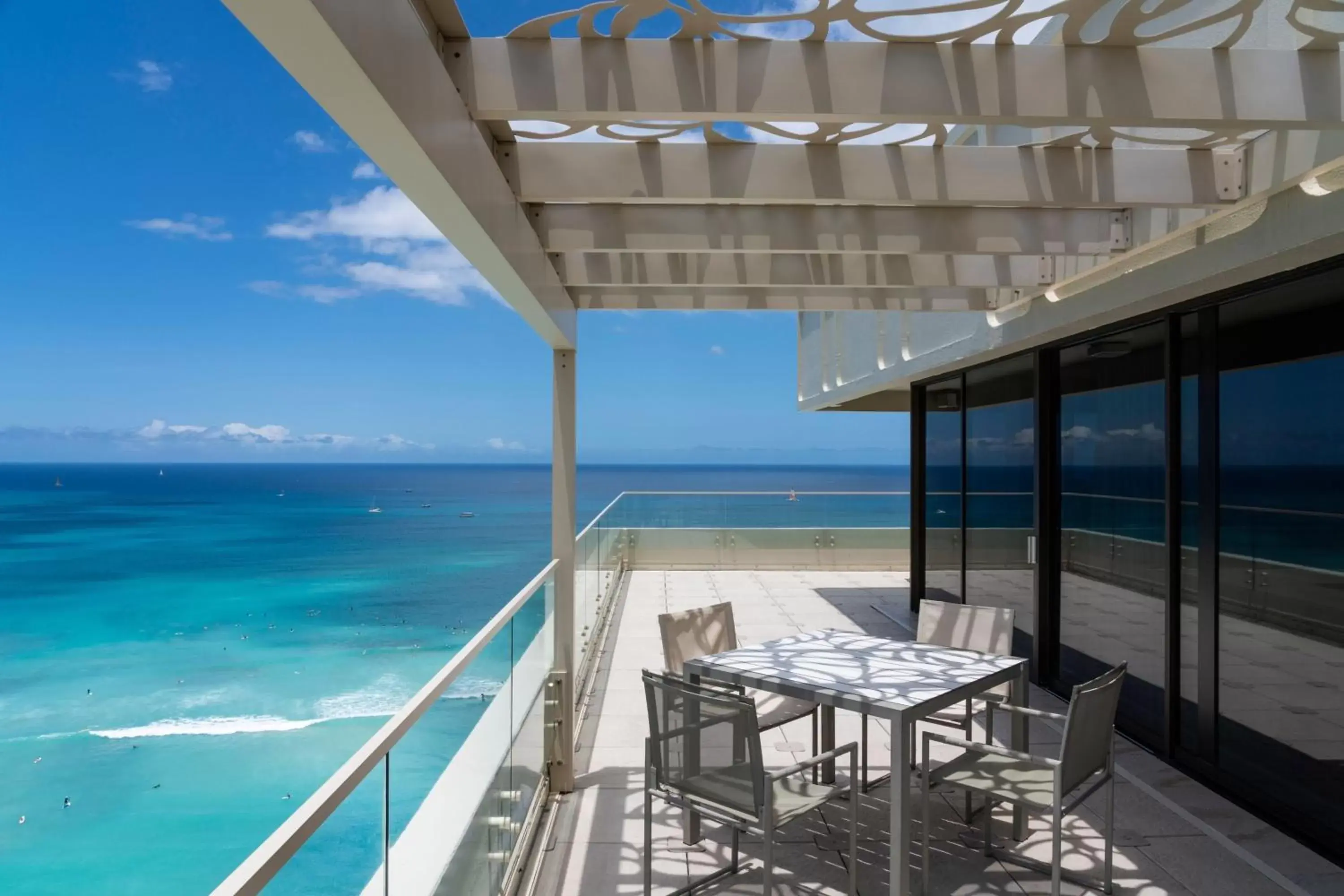 Photo of the whole room, Balcony/Terrace in Moana Surfrider, A Westin Resort & Spa, Waikiki Beach