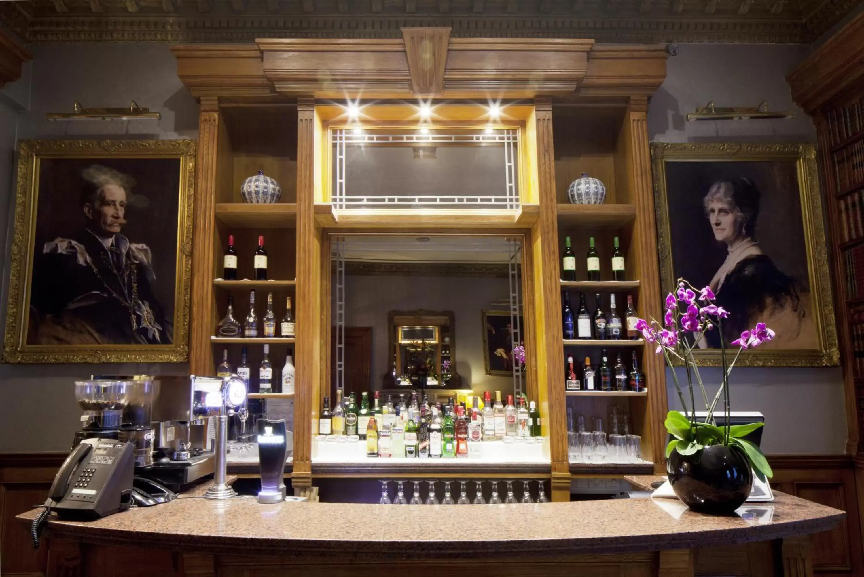 Lounge or bar in Gem Strathmore Hotel Lounge or bar in Gem Strathmore Hotel