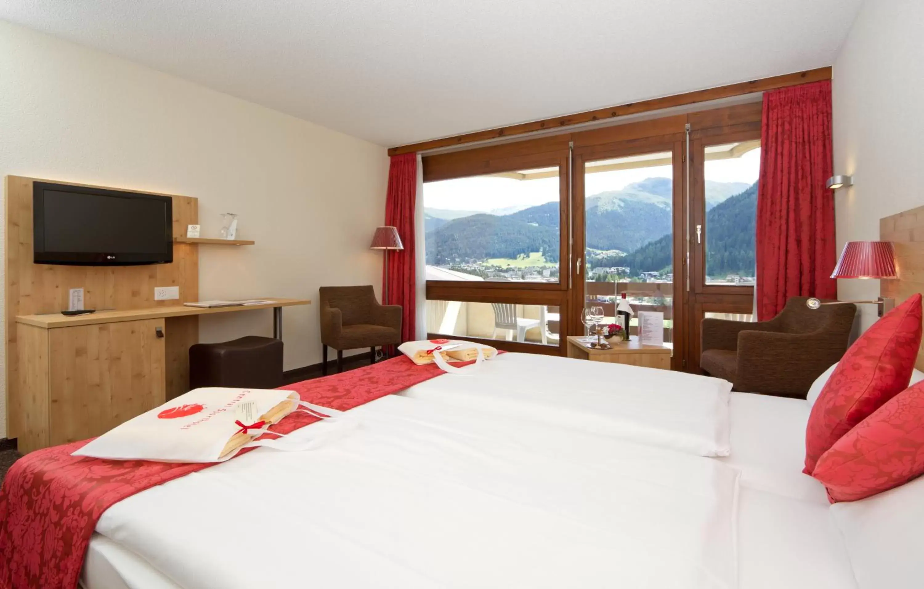 Bed, Mountain View in Central Swiss Quality Sporthotel