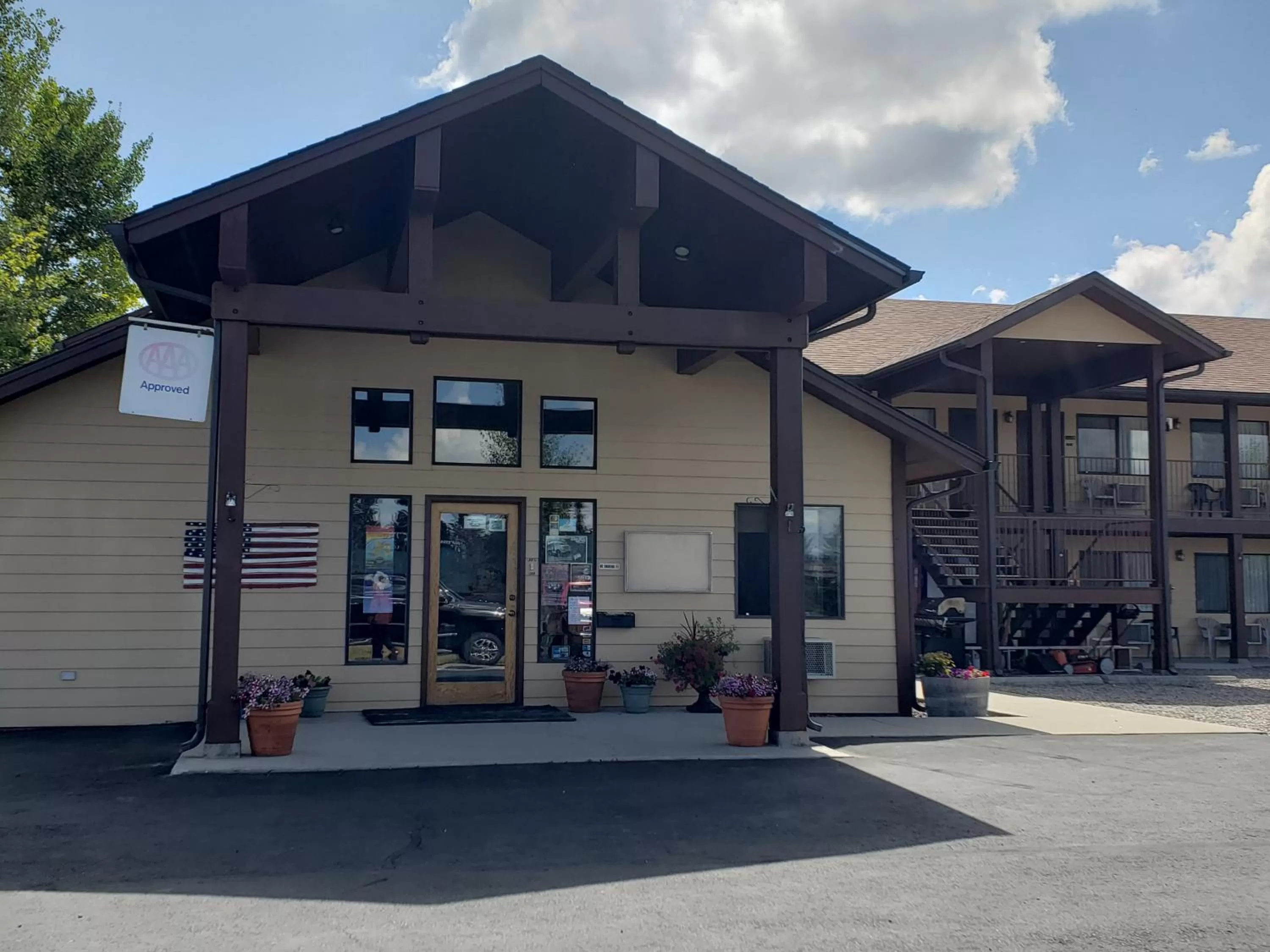 Facade/entrance in Red Bear Inn