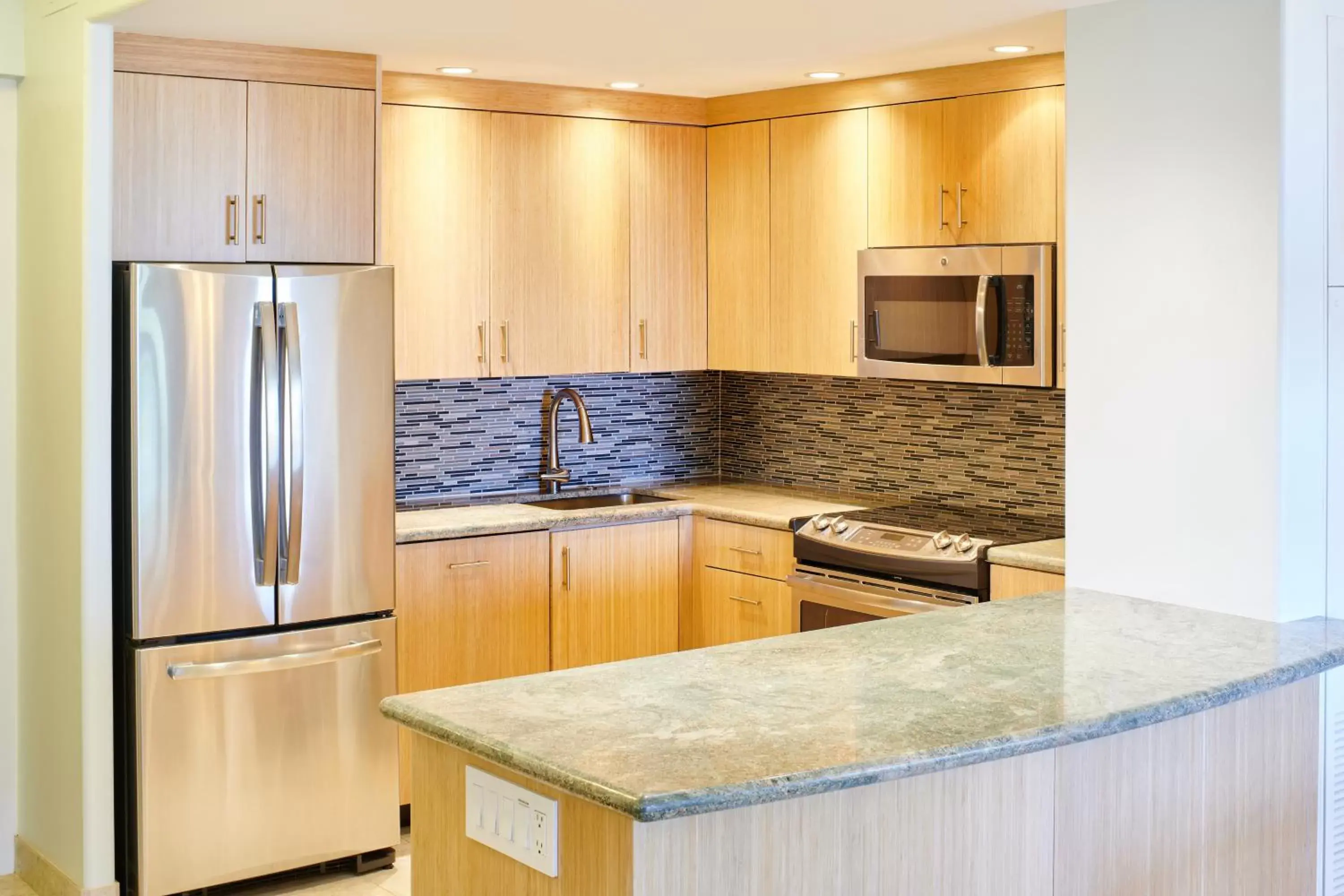 Kitchen or kitchenette, Kitchen/Kitchenette in Aston at The Whaler on Kaanapali Beach