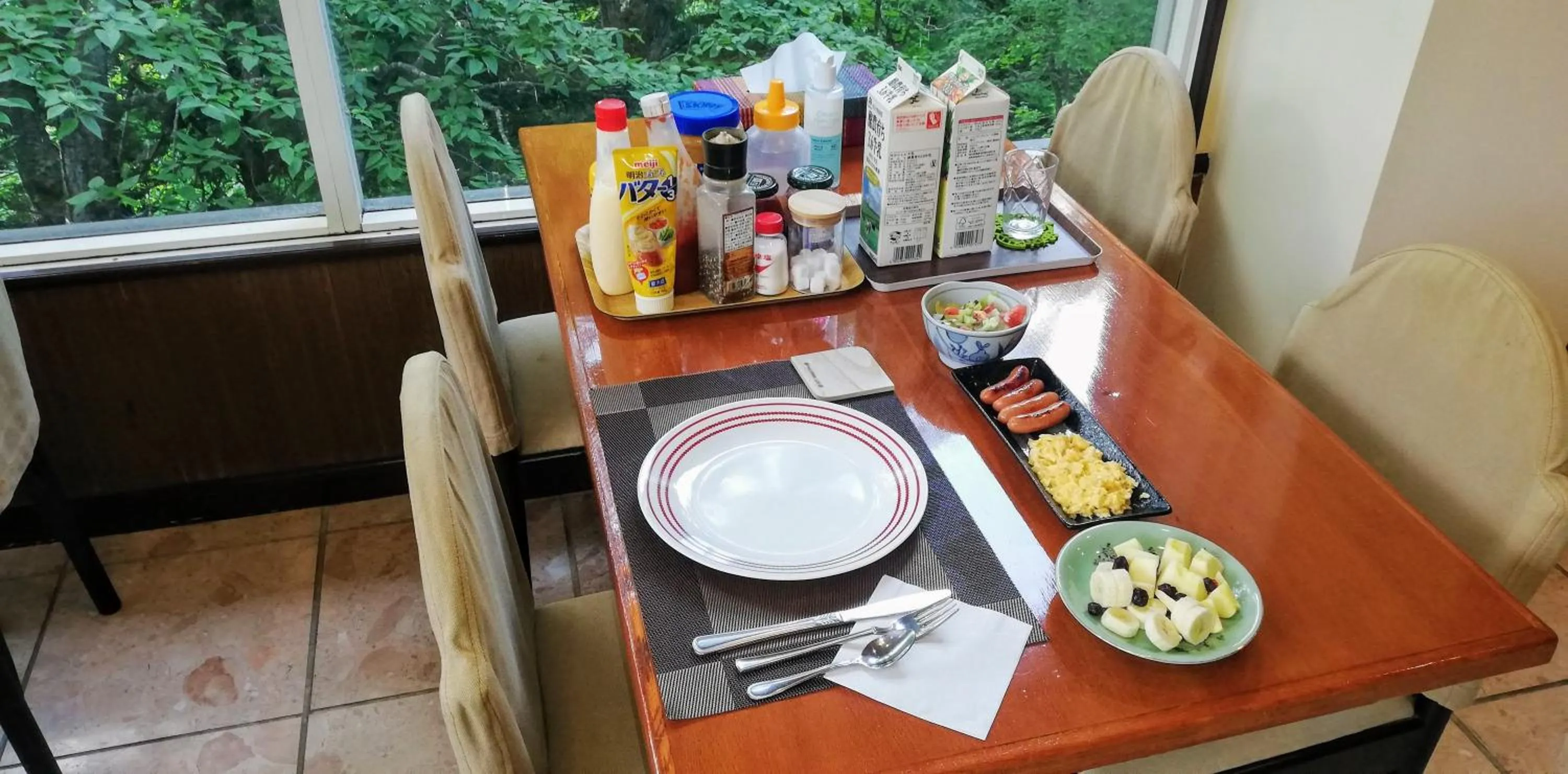 Restaurant/places to eat in Tenjin Lodge