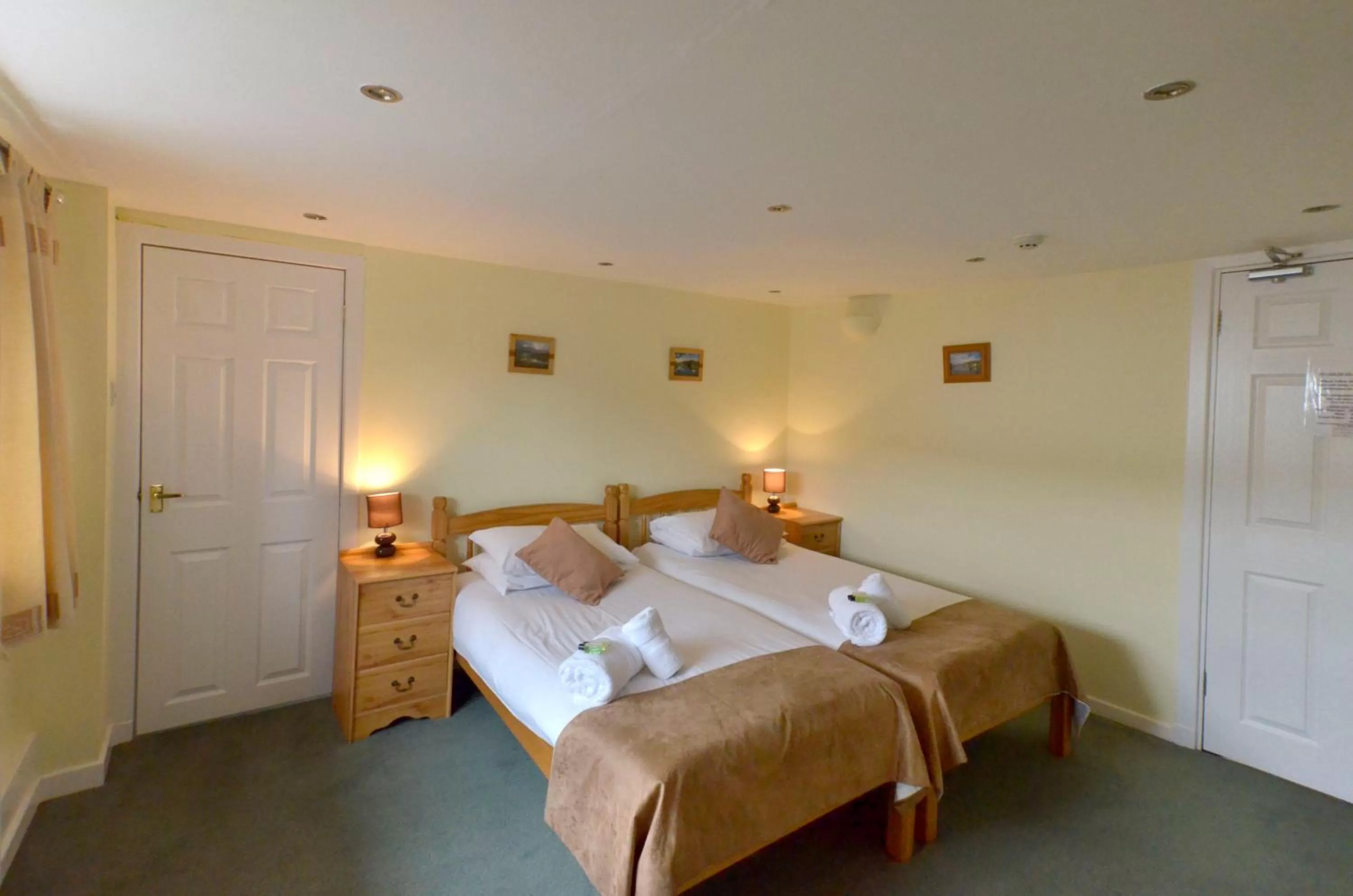 Twin Room in Auld Cross Keys Inn