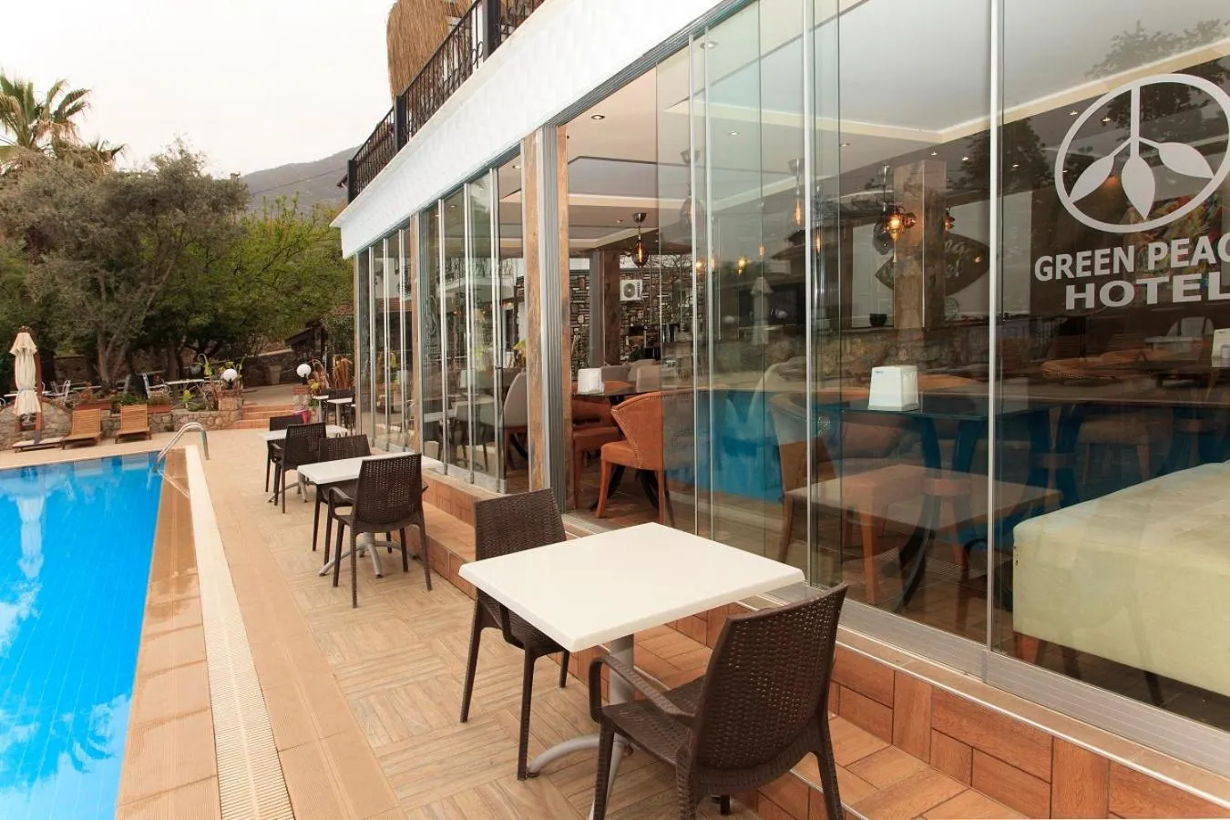 Restaurant/places to eat in Green Peace Hotel