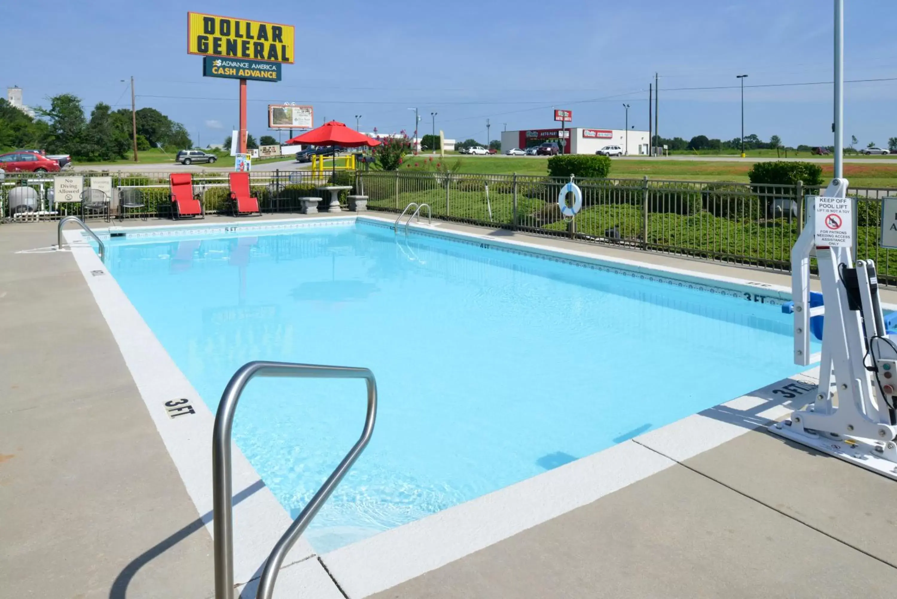 Swimming Pool in Briarwood Inn Of Geneva