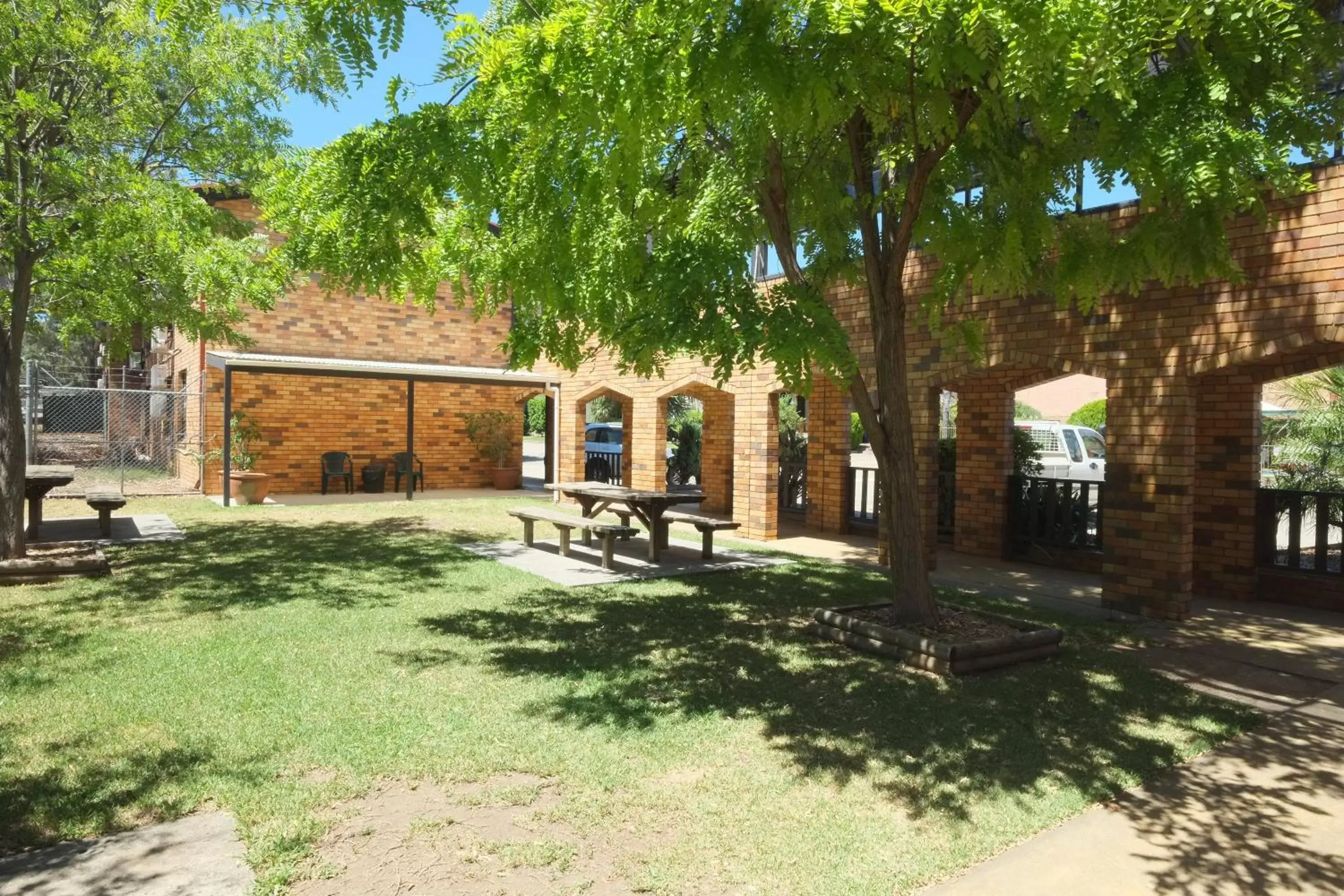 Patio, Property Building in Maclin Lodge Motel