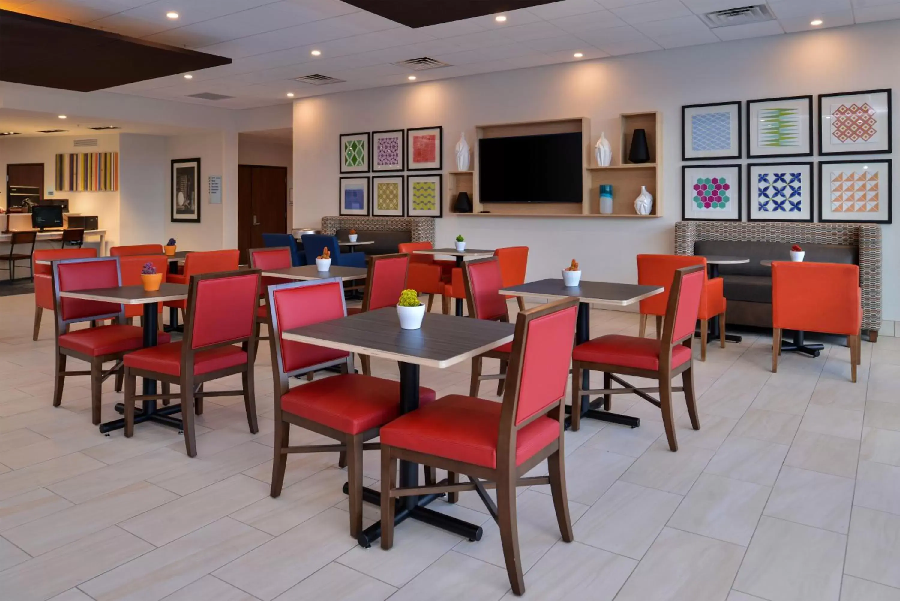 Breakfast, Restaurant/Places to Eat in Holiday Inn Express & Suites Alachua - Gainesville Area, an IHG Hotel