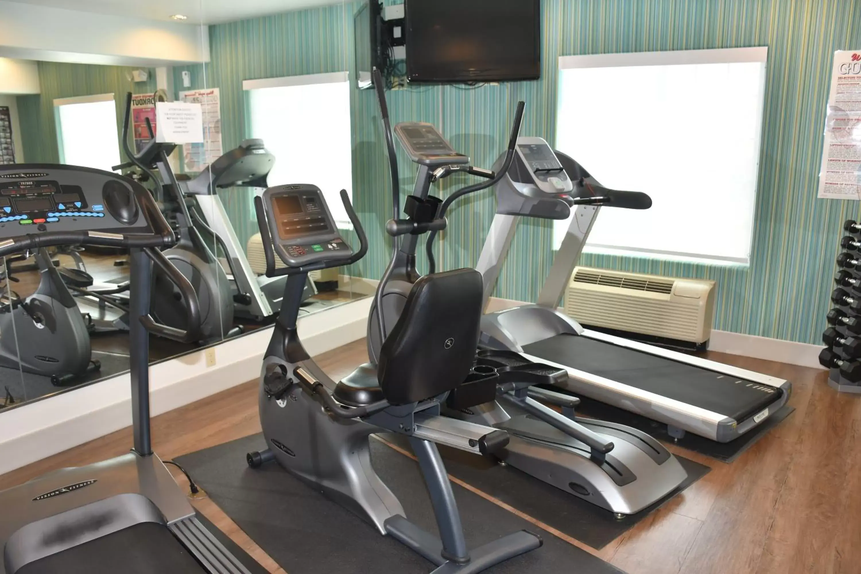 Fitness centre/facilities, Fitness Center/Facilities in Holiday Inn Express Hotel & Suites Evanston, an IHG Hotel