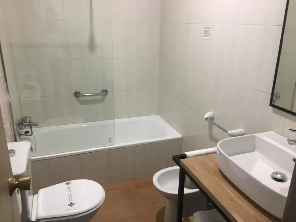 Bathroom in Hotel Torres Manlleu