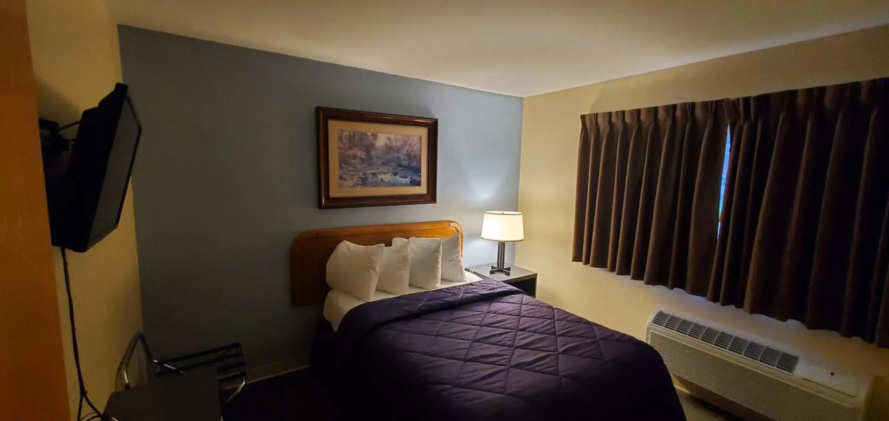 Bed in Pictured Rocks Inn and Suites