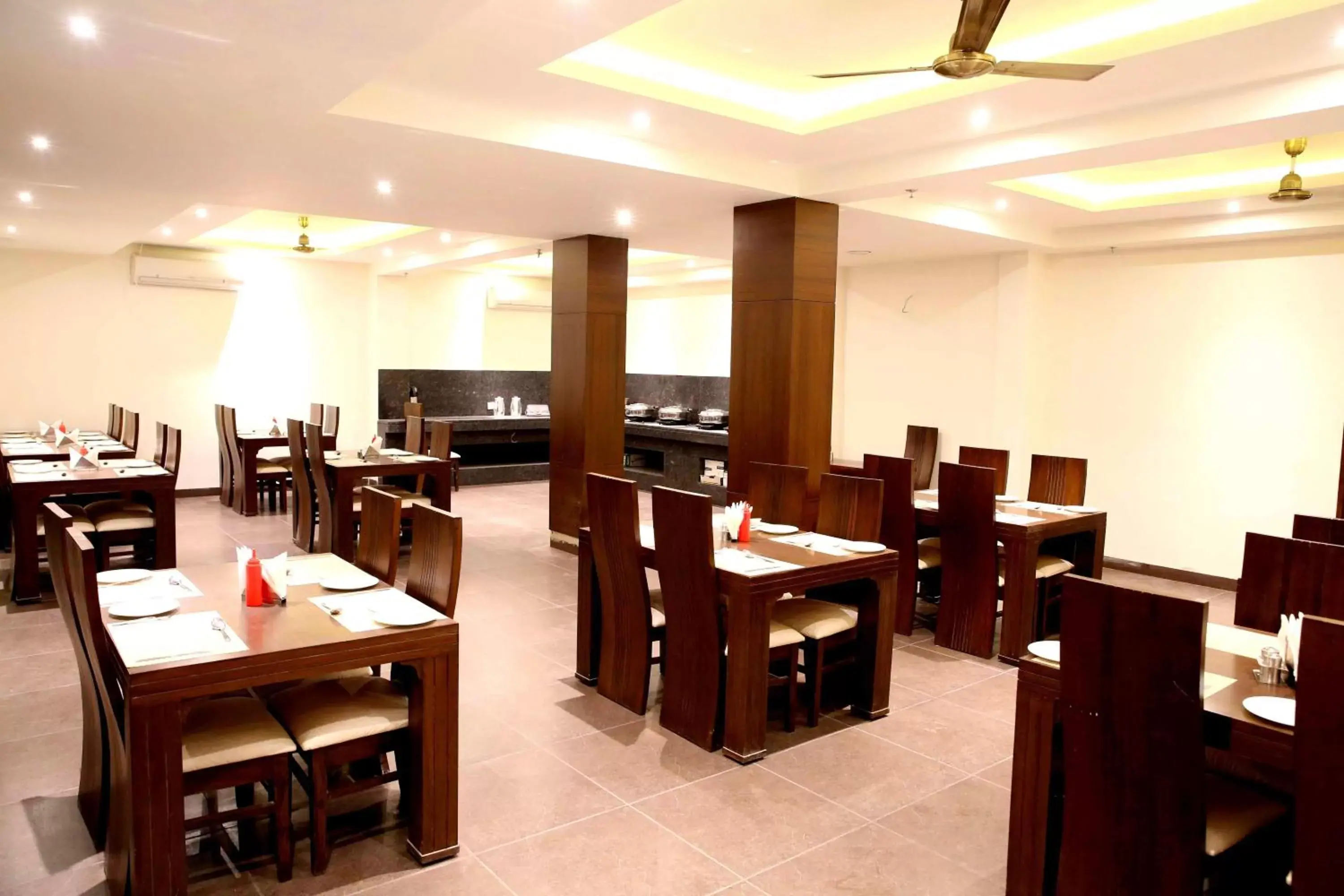 Meals, Restaurant/Places to Eat in Hotel Taj Villa- Agra