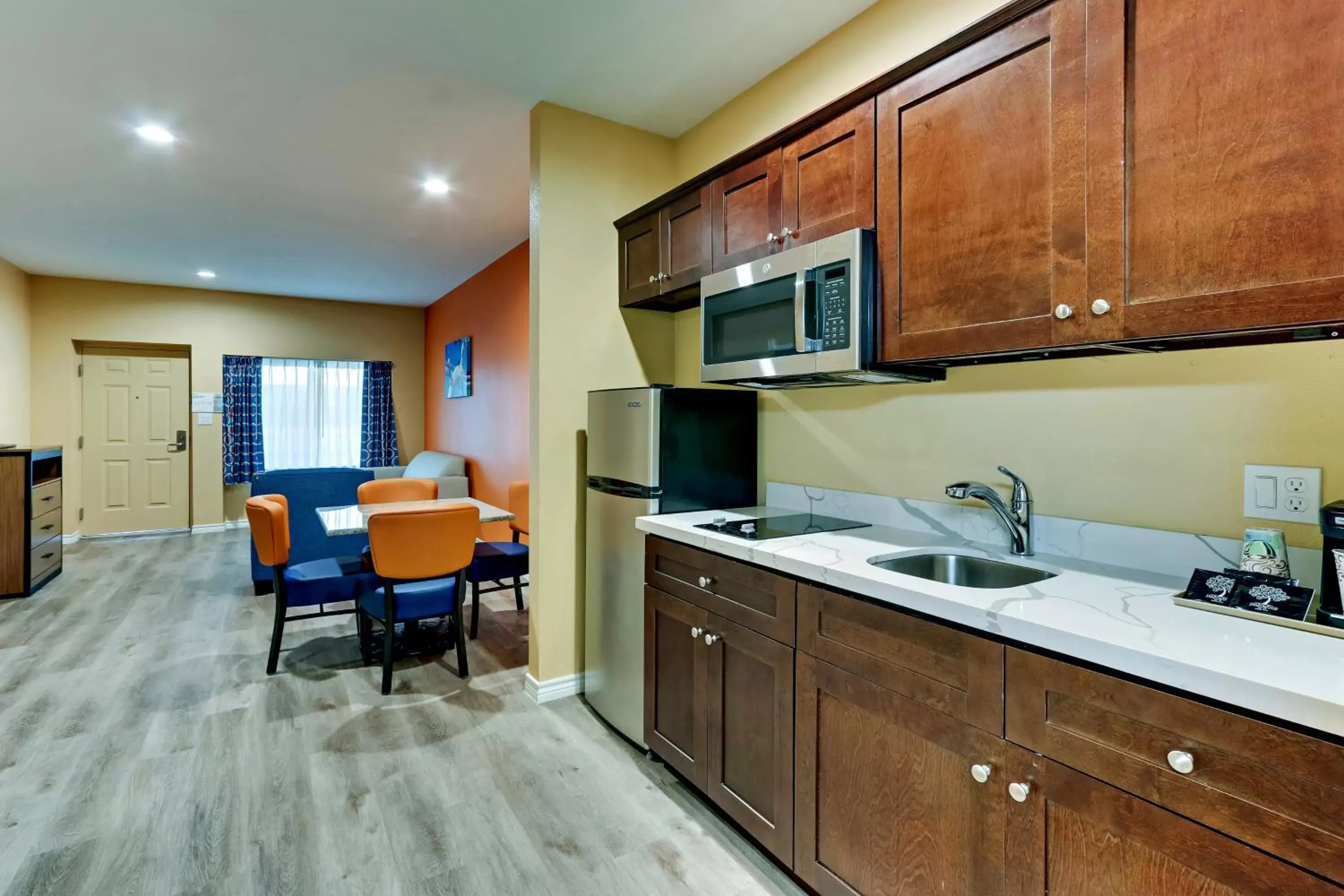 Kitchen/Kitchenette in Captains Quarters Inn