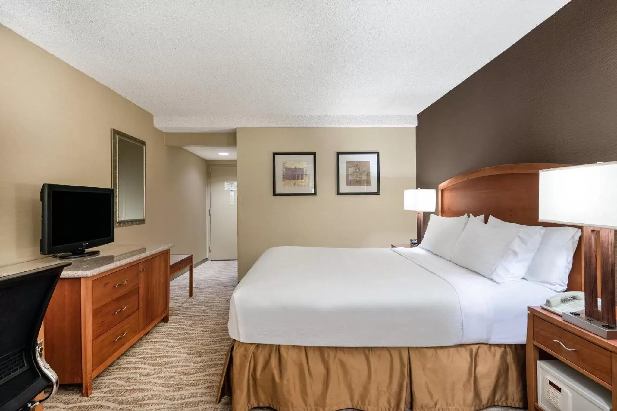 Photo of the whole room, Bed in Holiday Inn Los Angeles Gateway-Torrance, an IHG Hotel