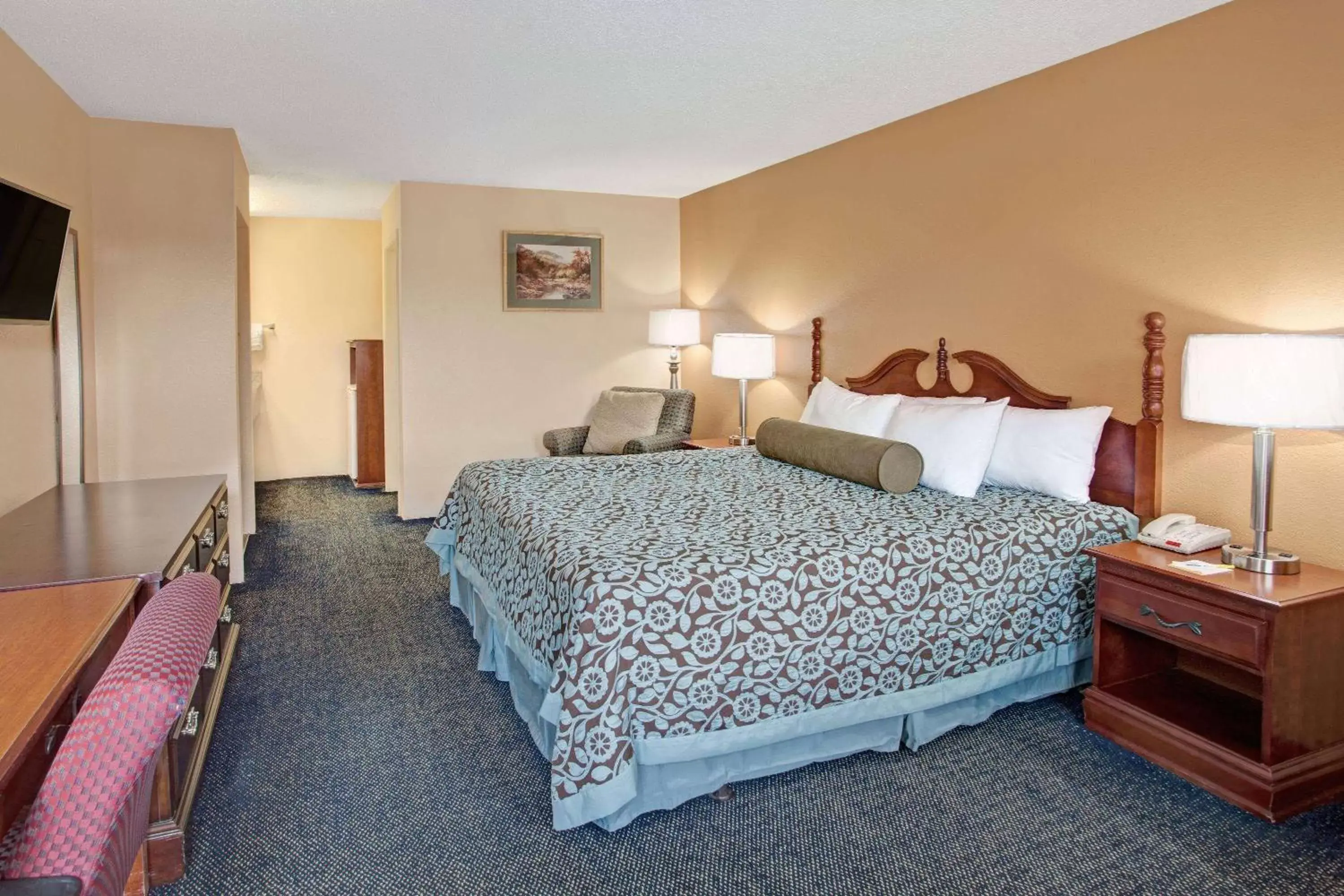 Photo of the whole room, Bed in Days Inn by Wyndham Marietta White Water