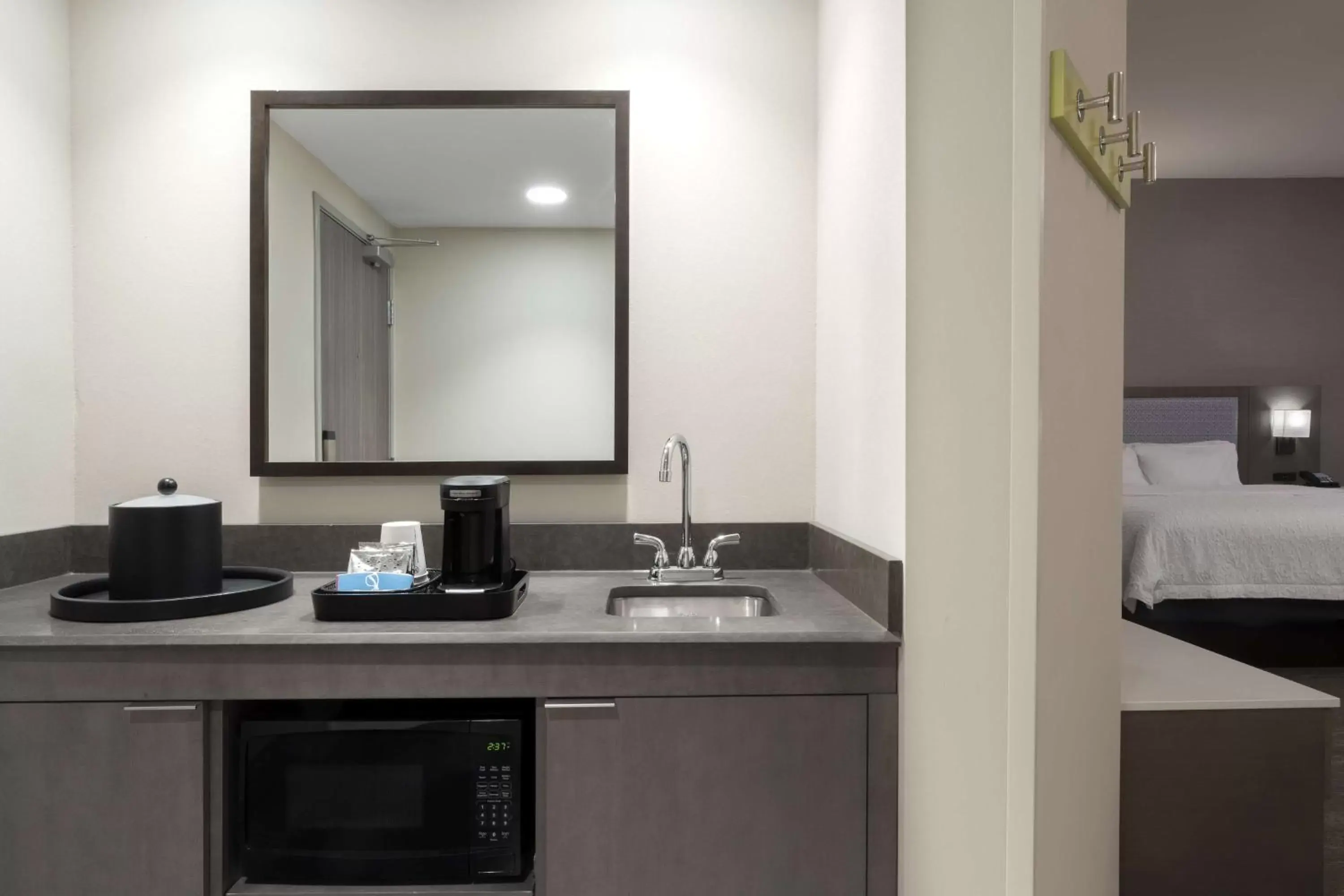 Photo of the whole room, Bed in Hampton Inn & Suites St Charles Old Town Area, Mo Photo of the whole room, Bed in Hampton Inn & Suites St Charles Old Town Area, Mo