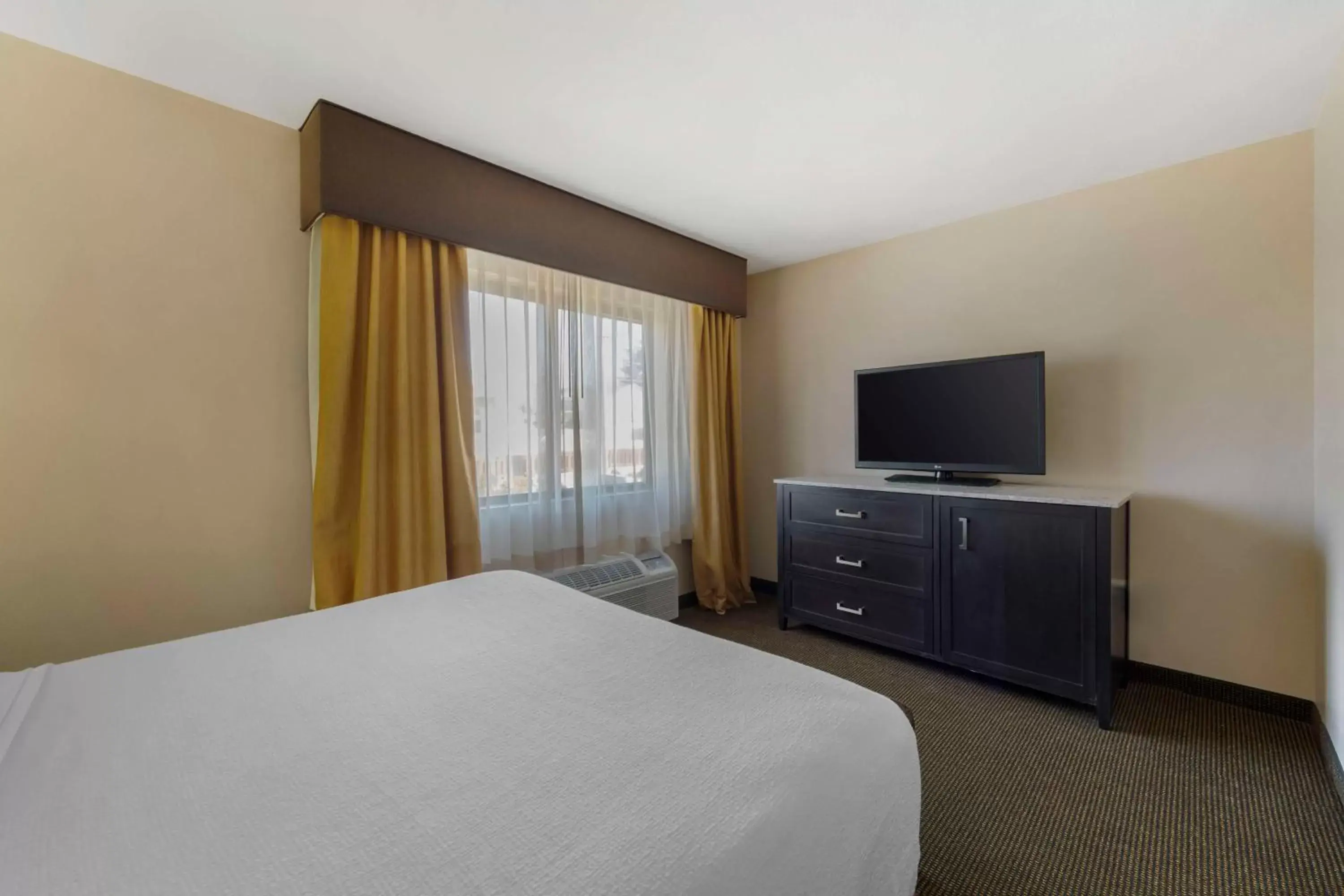 Bedroom, TV/Entertainment Center in Best Western Plus Country Inn & Suites