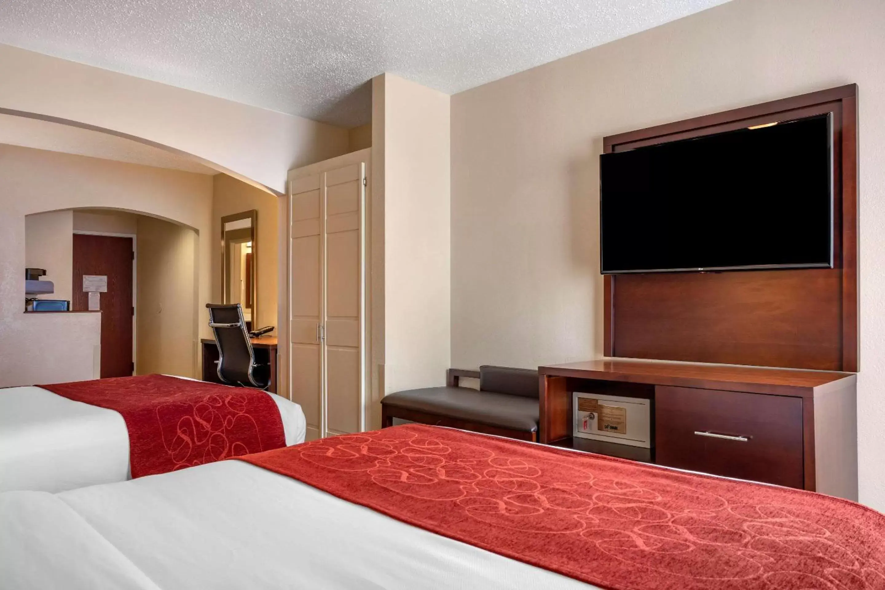 Bedroom, Bed in Comfort Suites near Penn State - State College