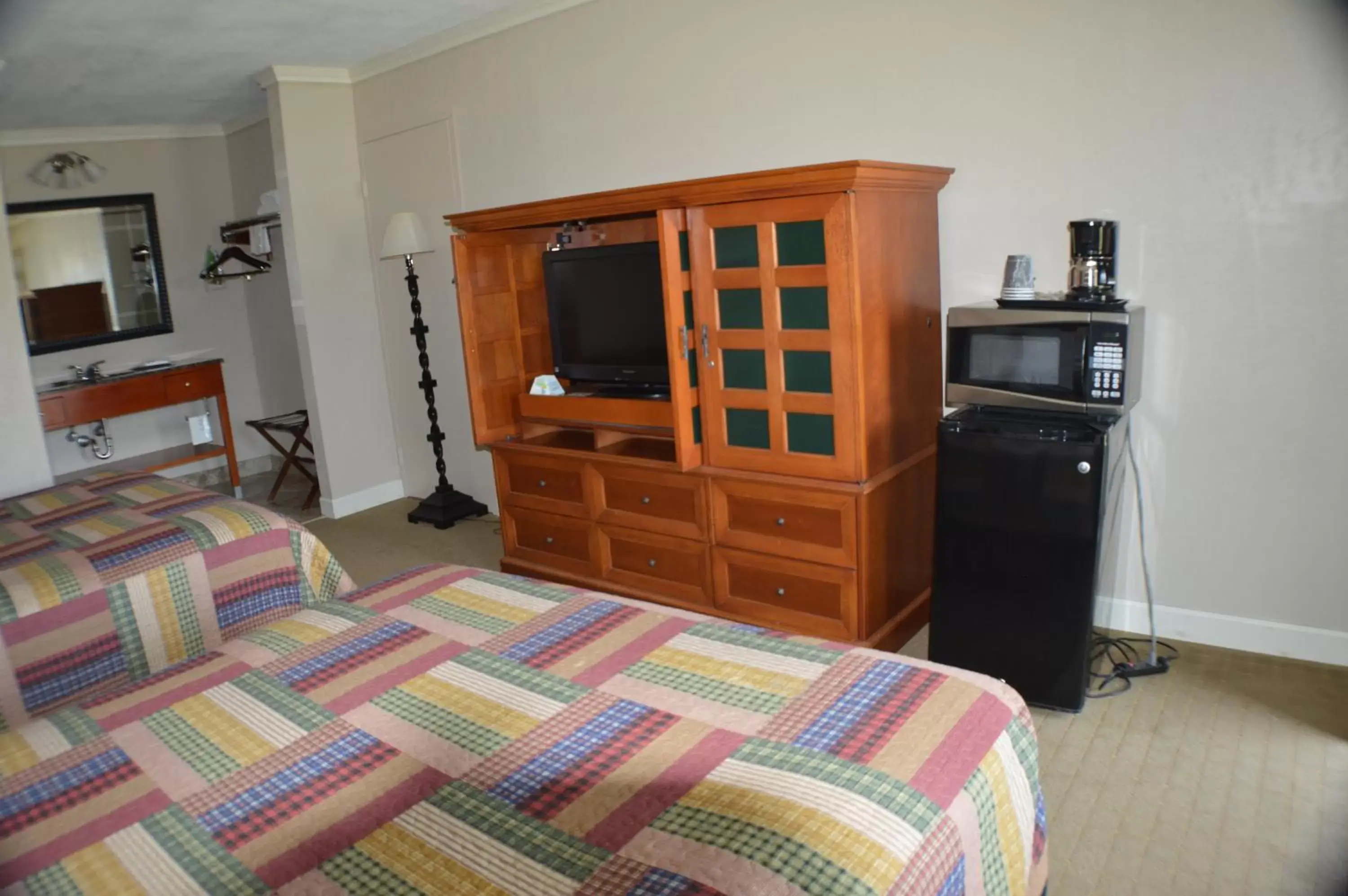Bedroom, TV/Entertainment Center in The Lodge at Russell - Russell Inn