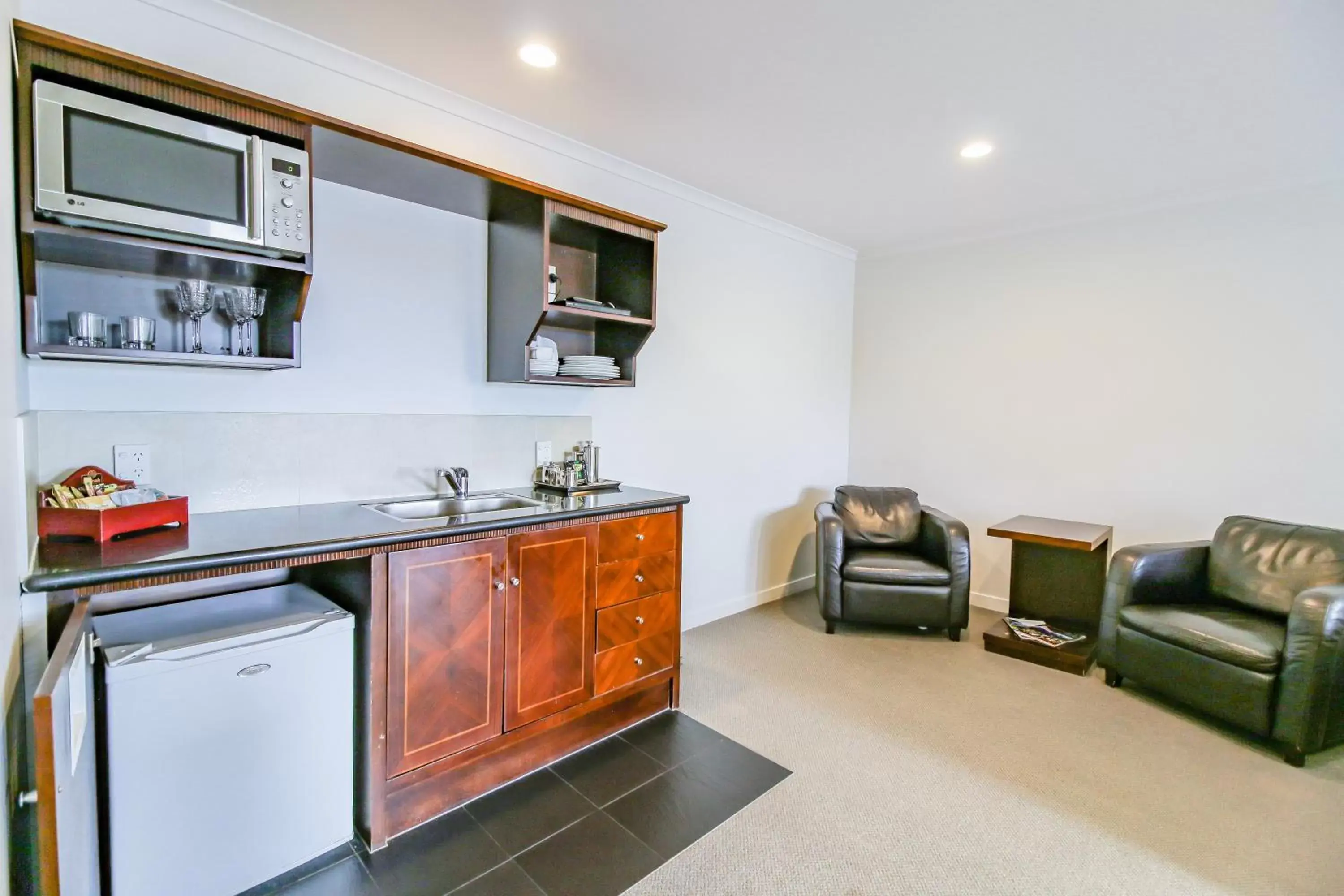 Kitchen/Kitchenette in Aotea Motor Lodge