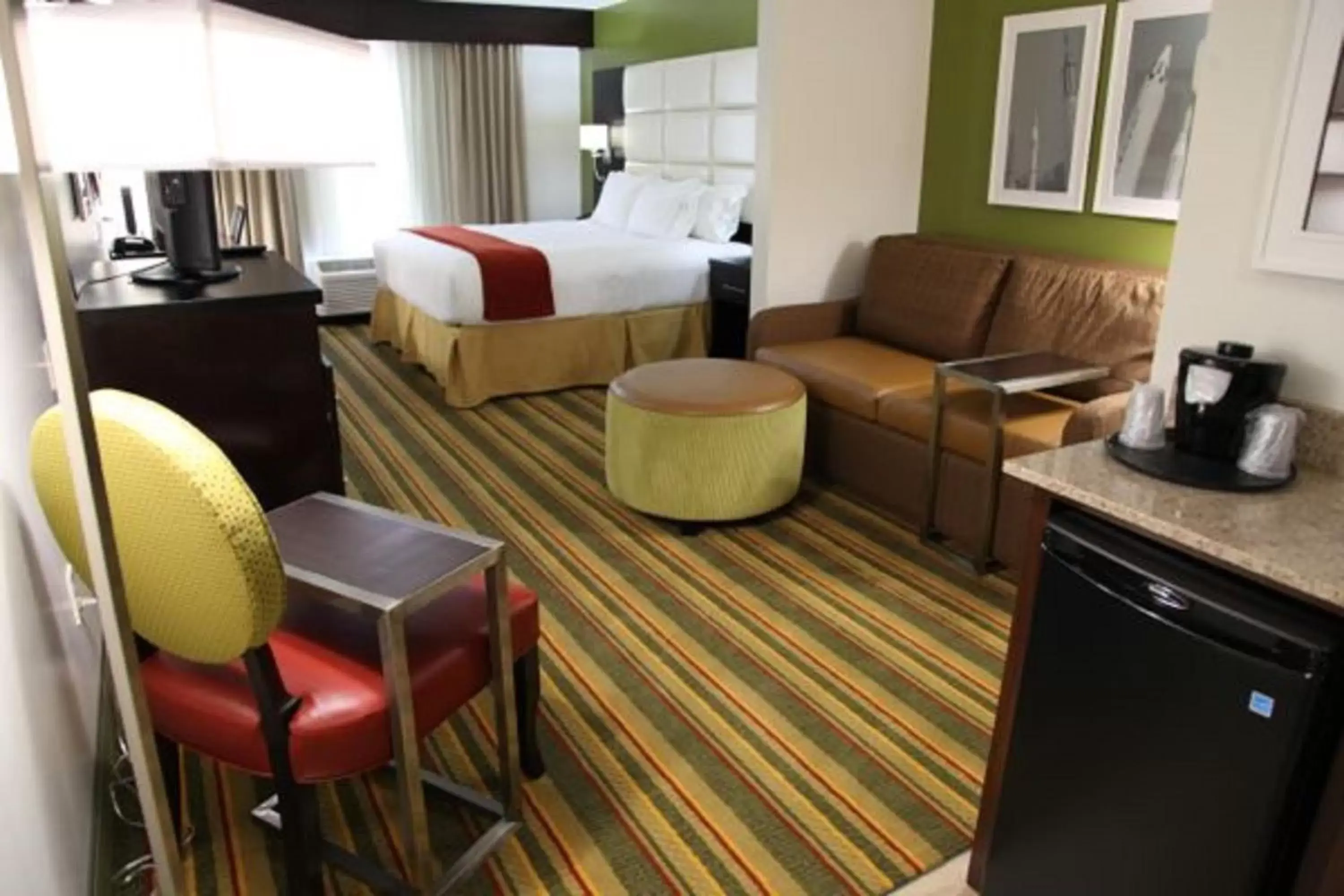 Photo of the whole room, Seating Area in Holiday Inn Express & Suites - Huntsville Airport, an IHG Hotel