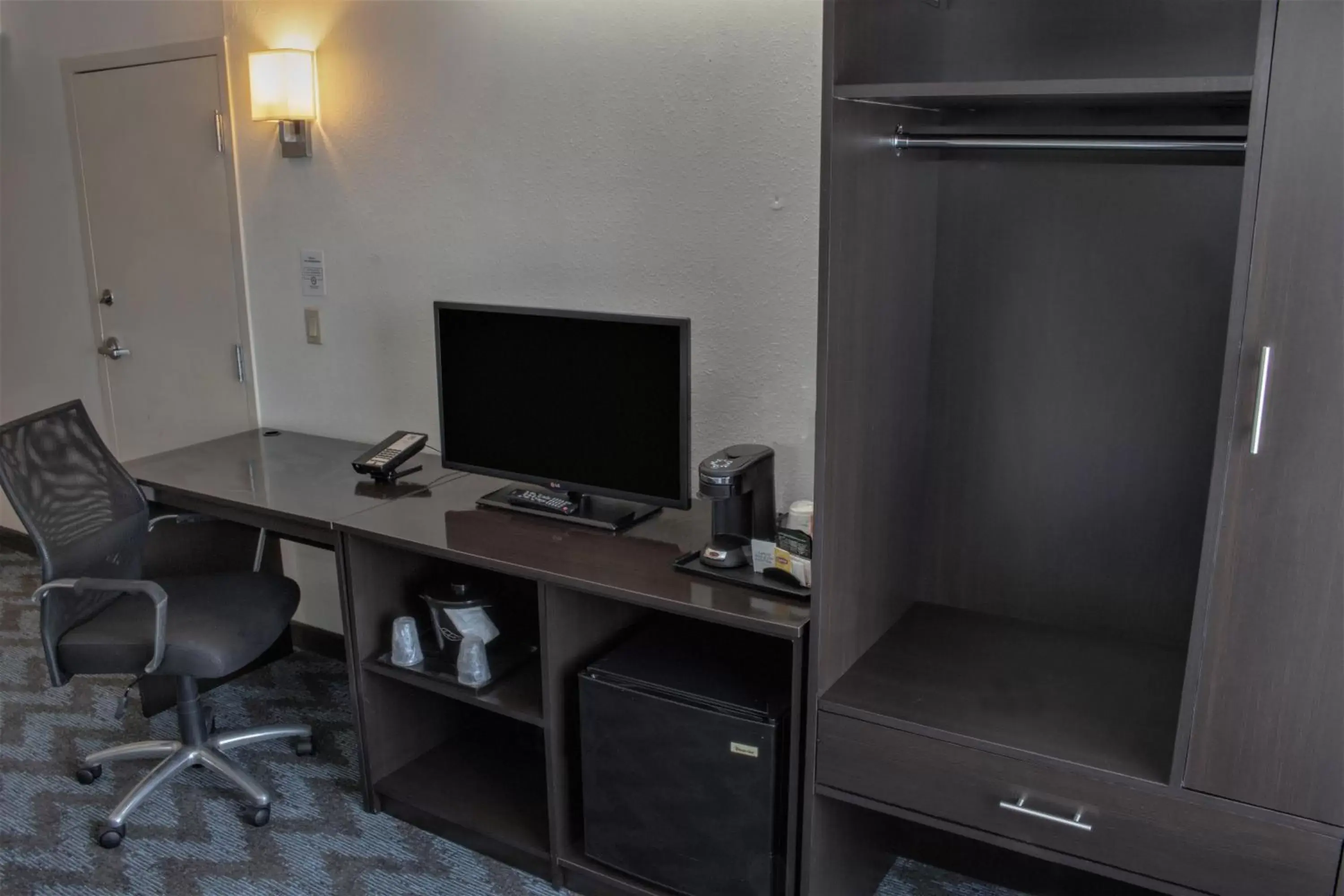 TV and multimedia, TV/Entertainment Center in Sleep Inn Lake Wright