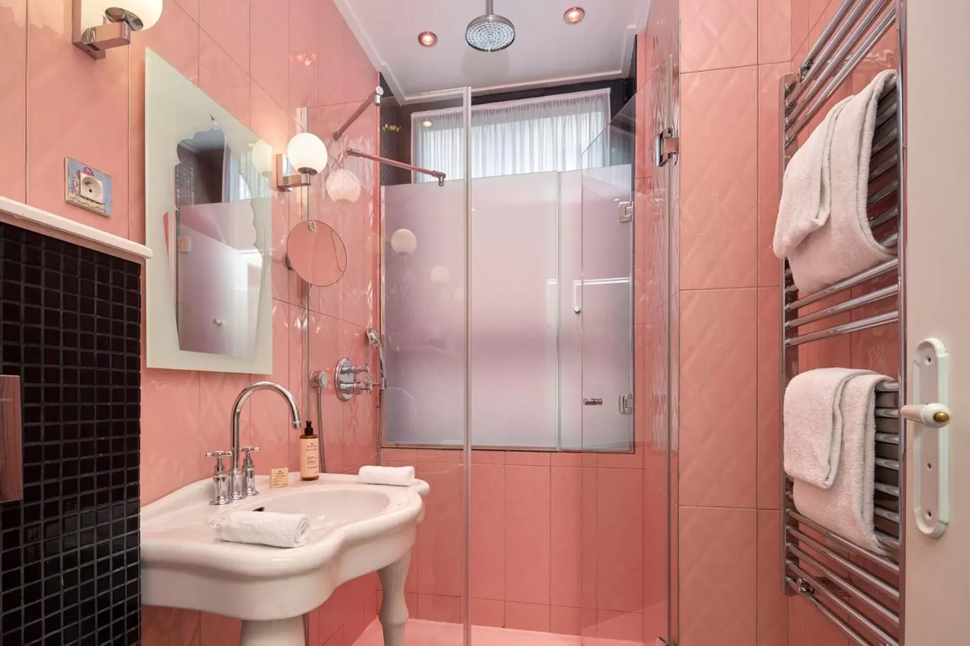 Shower, Bathroom in Vice Versa