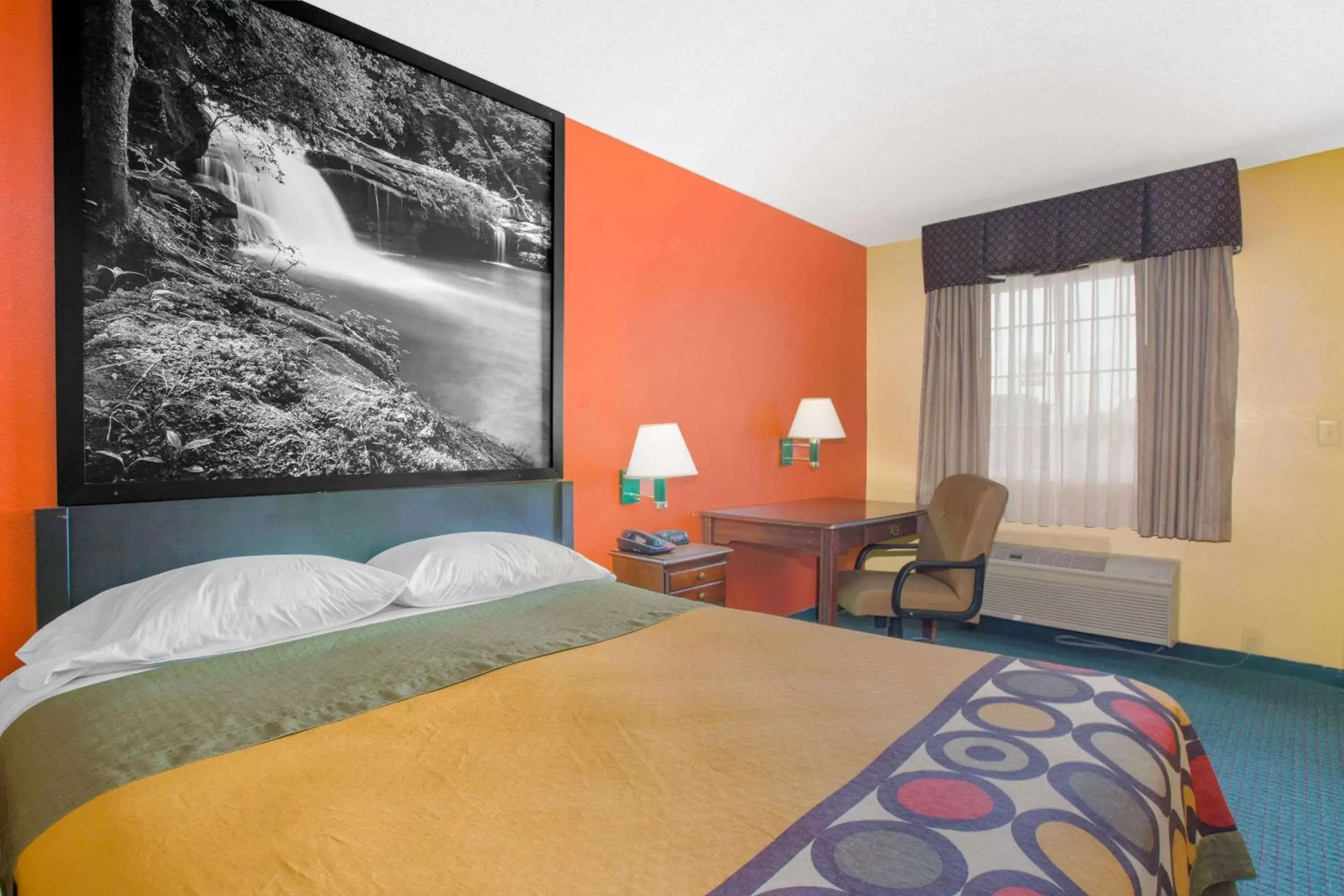 Photo of the whole room, Bed in Super 8 by Wyndham Talladega AL