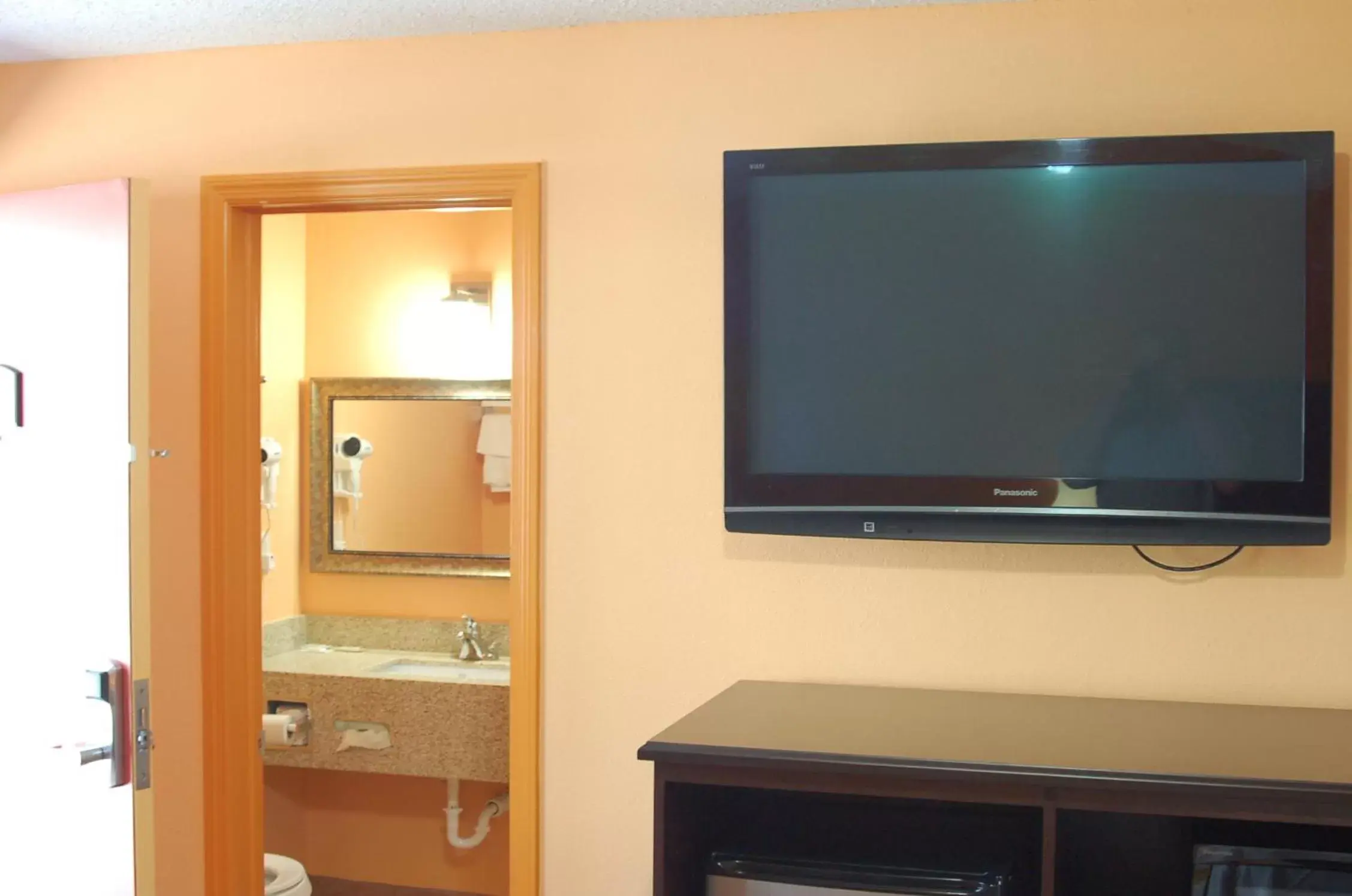 TV and multimedia, TV/Entertainment Center in Budgetel Inn Glens Falls-Lake George-Saratoga