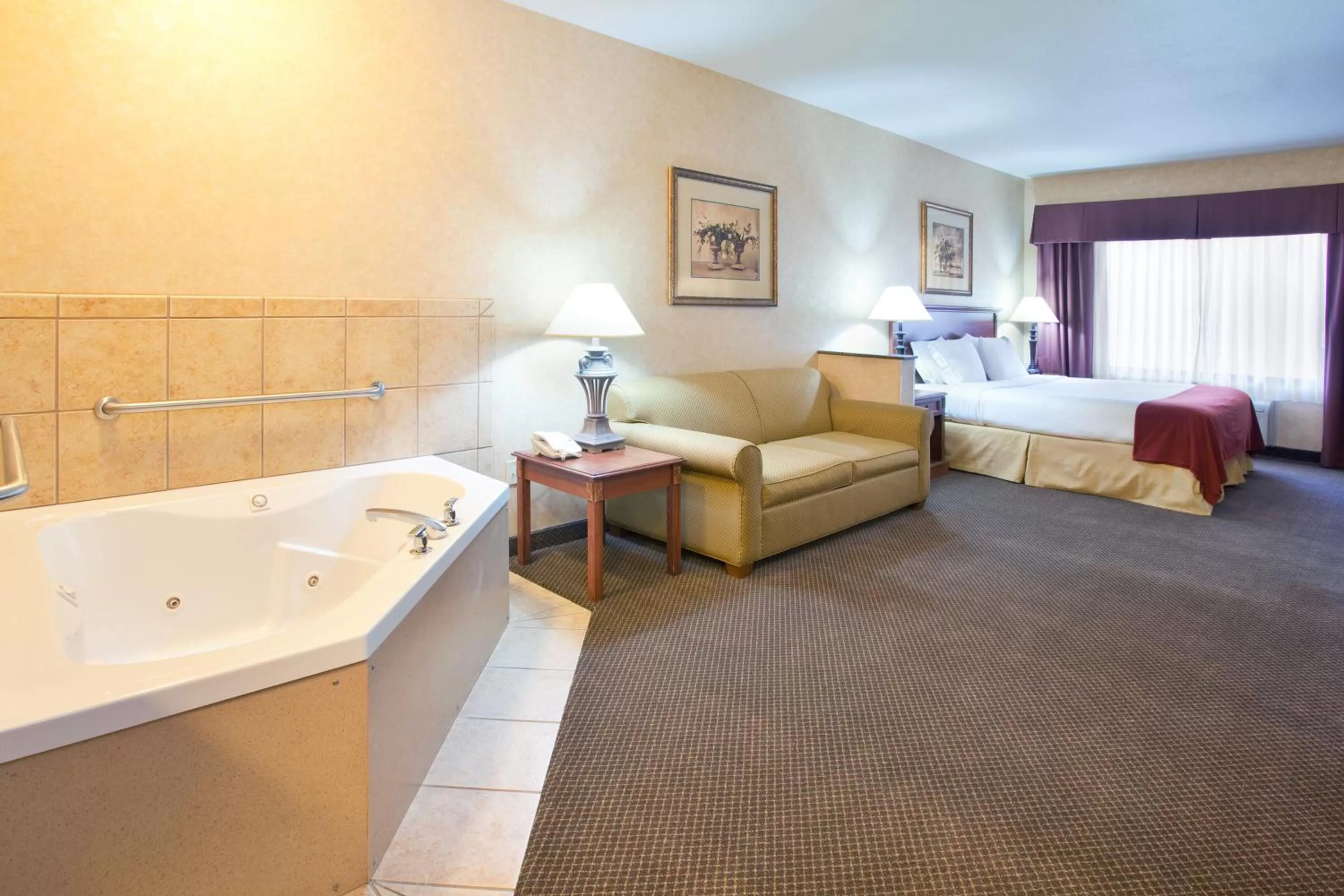 Bed in Holiday Inn Express Hotel & Suites Barstow by IHG