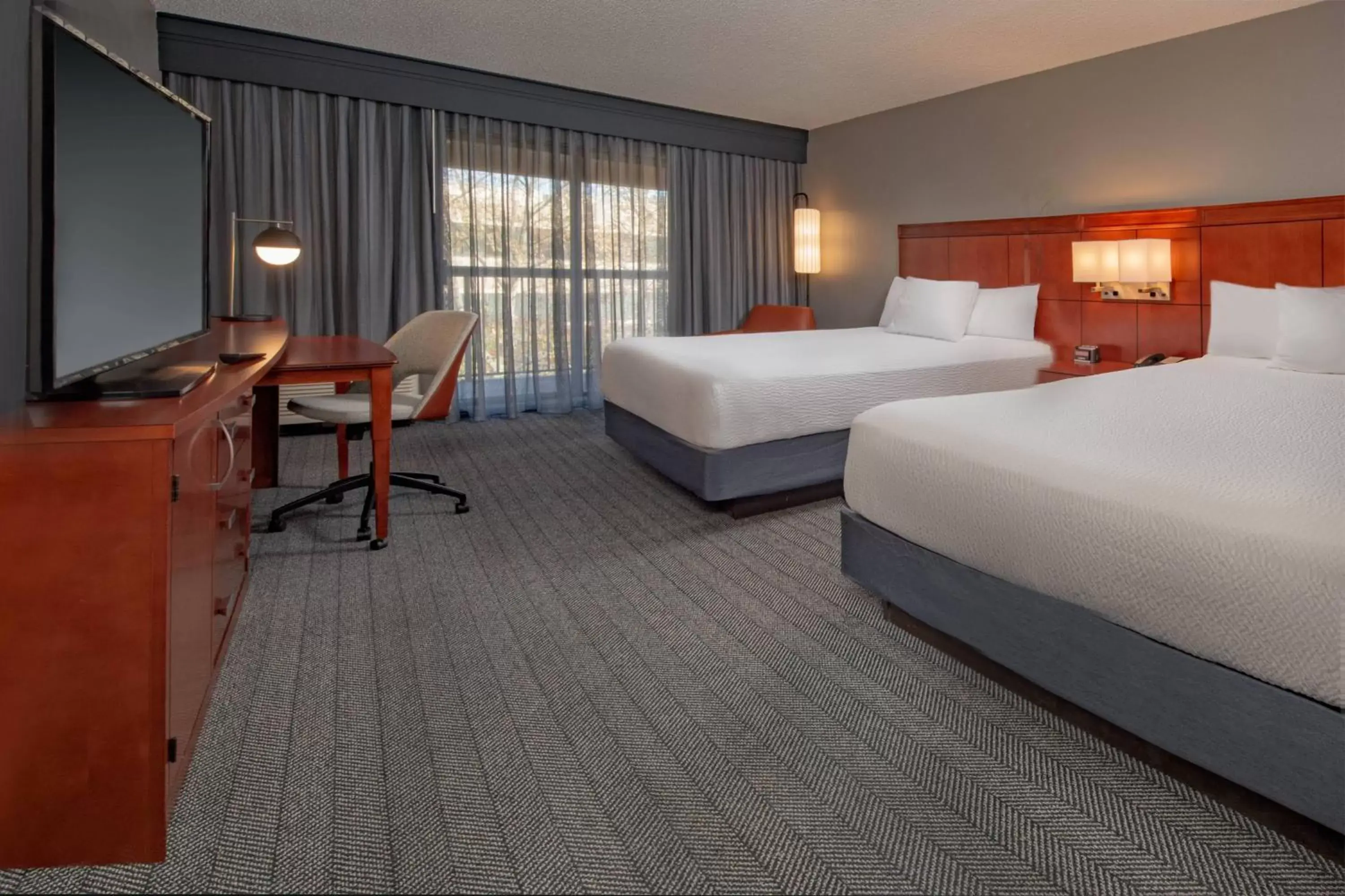 Photo of the whole room, Bed in Courtyard by Marriott Frederick