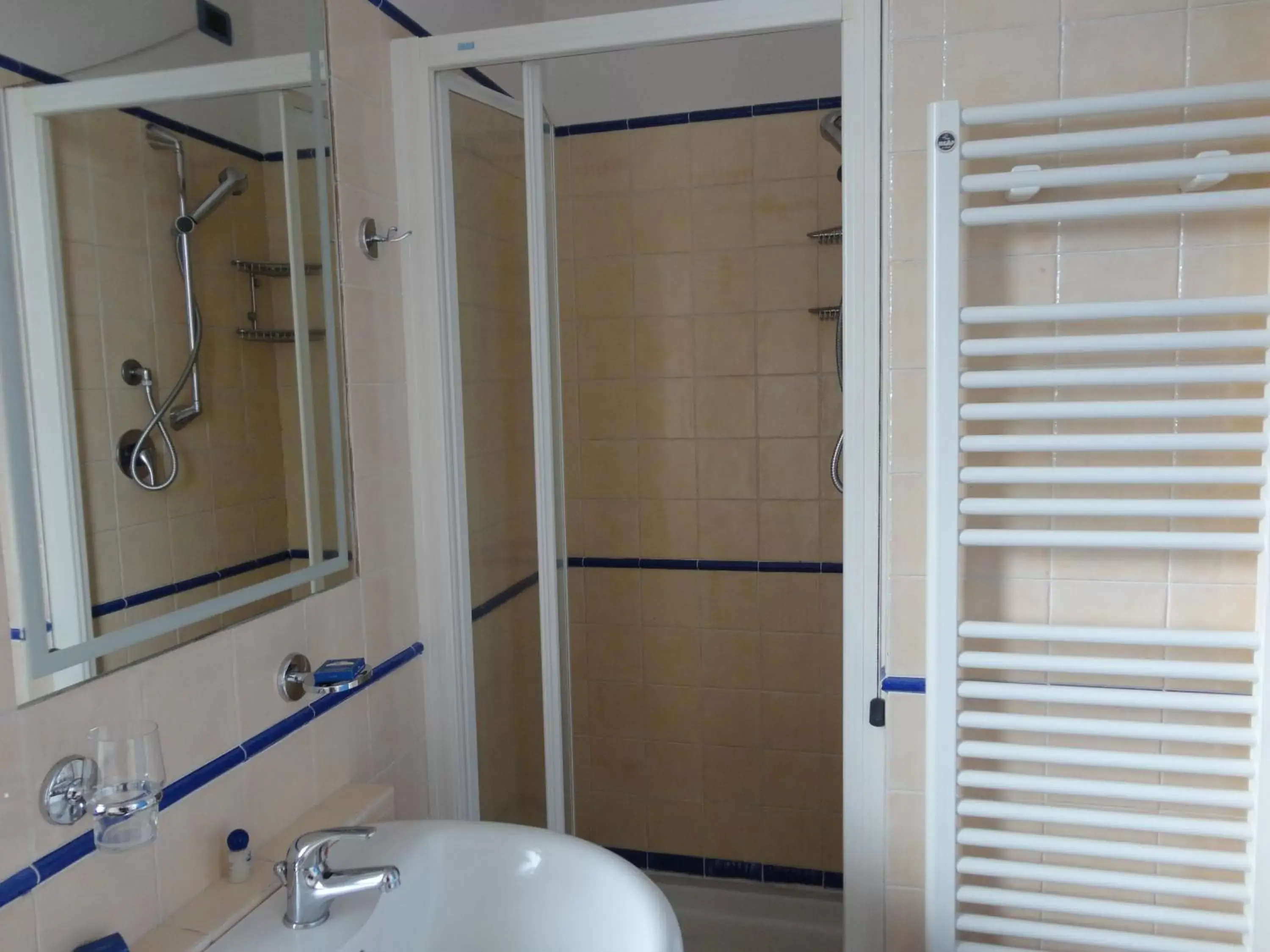 Shower, Bathroom in 1000 Miglia