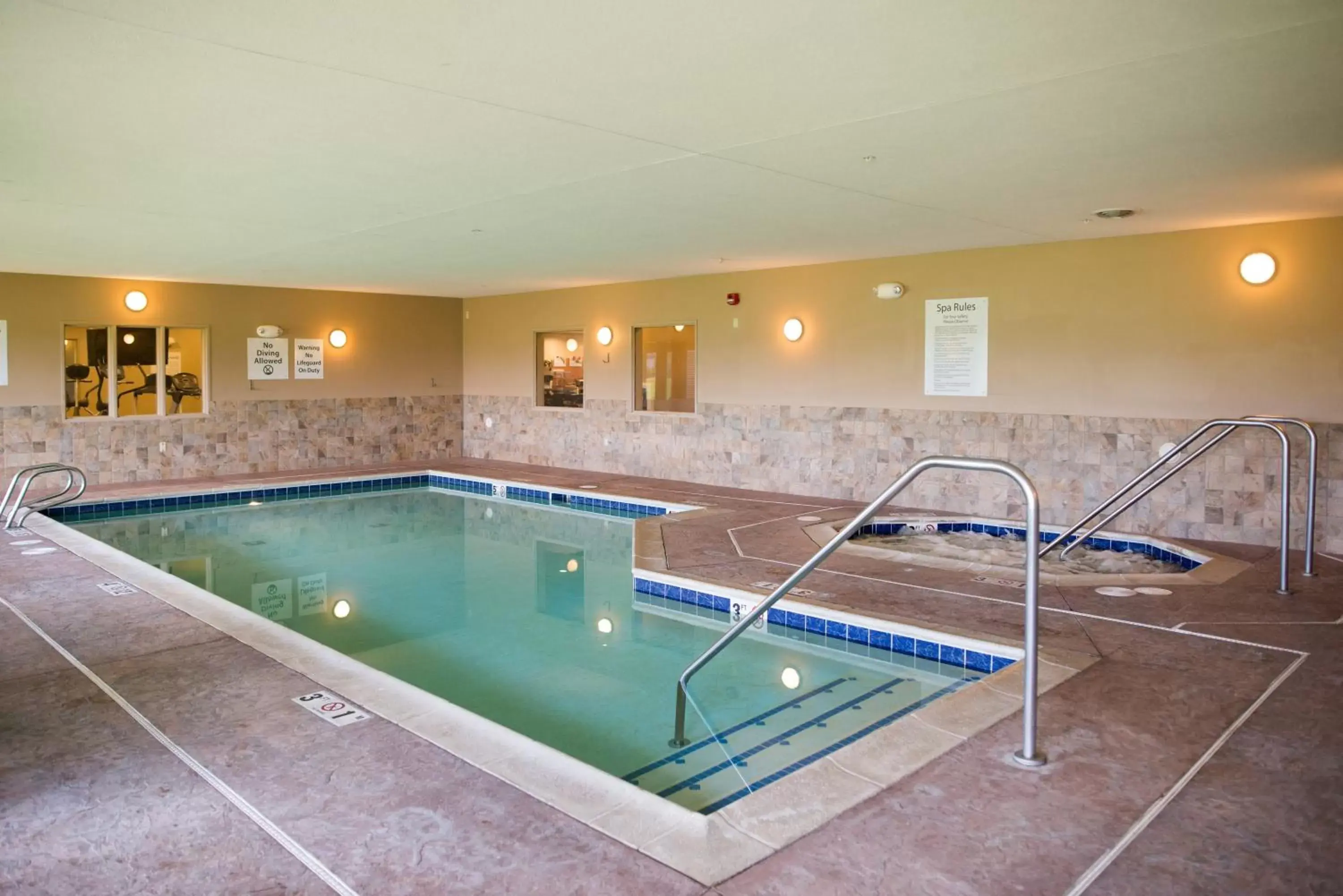 Swimming Pool in Holiday Inn Express & Suites Northwood