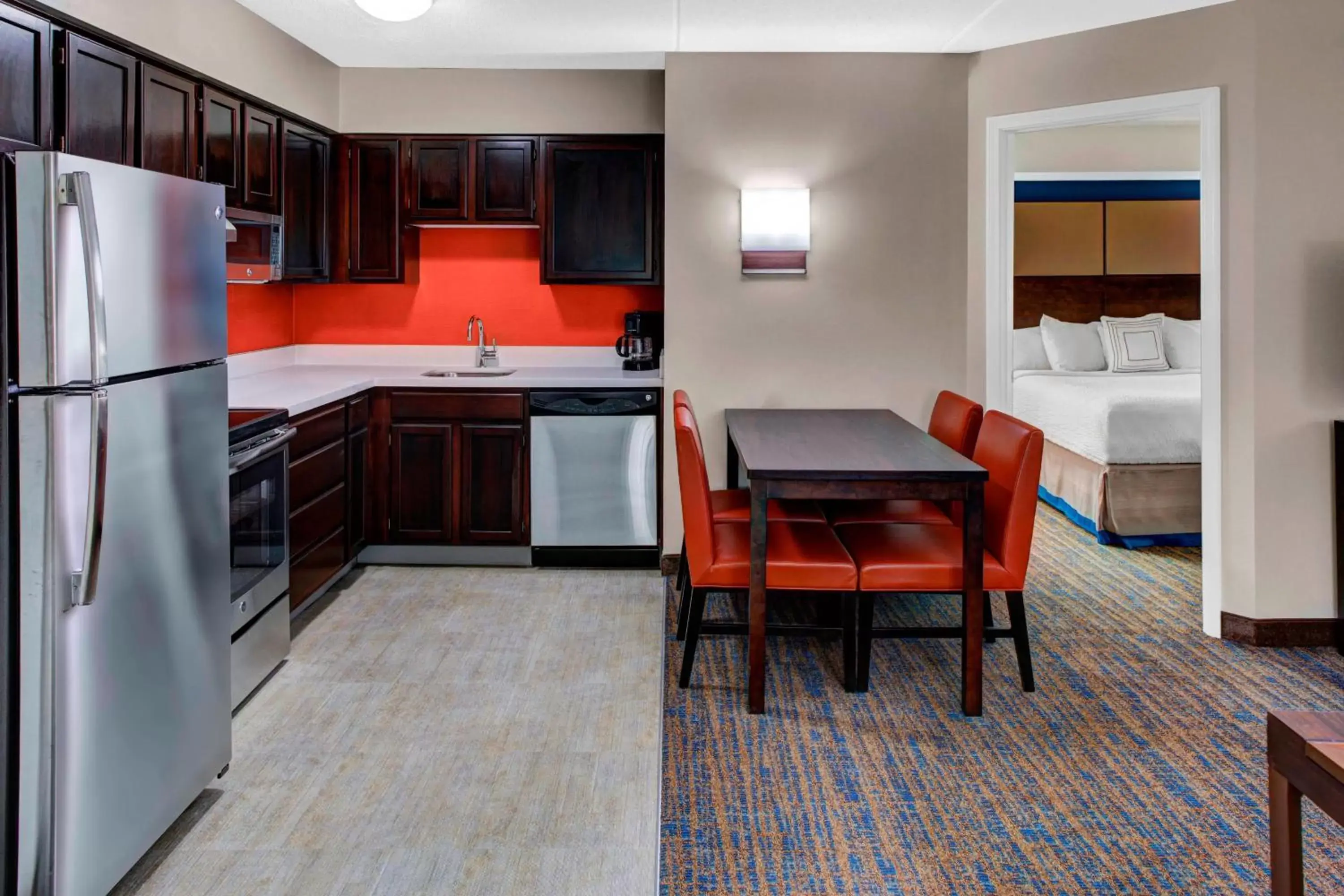 Bedroom, Kitchen/Kitchenette in Residence Inn by Marriott Cleveland Beachwood