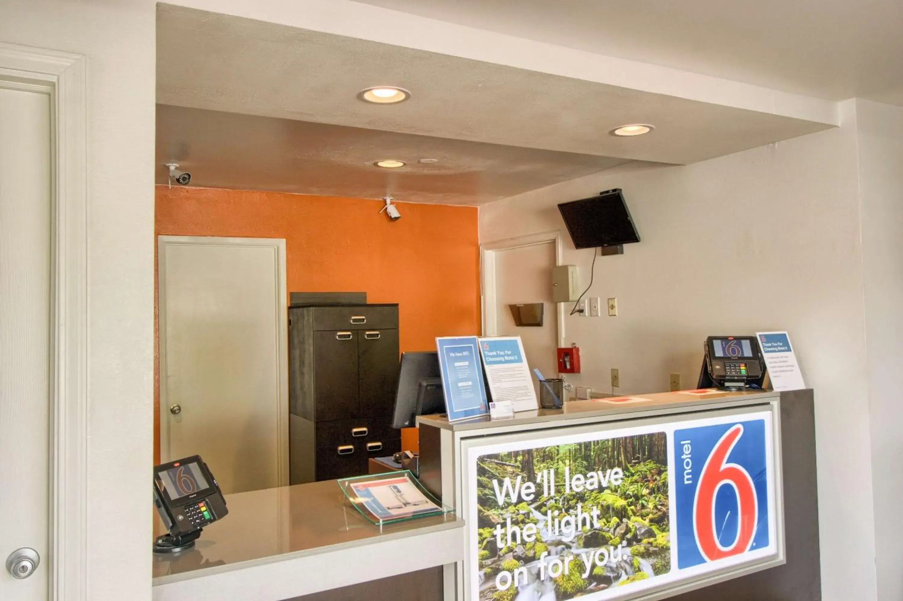 Lobby or reception in Motel 6-Everett, WA - North Lobby or reception in Motel 6-Everett, WA - North