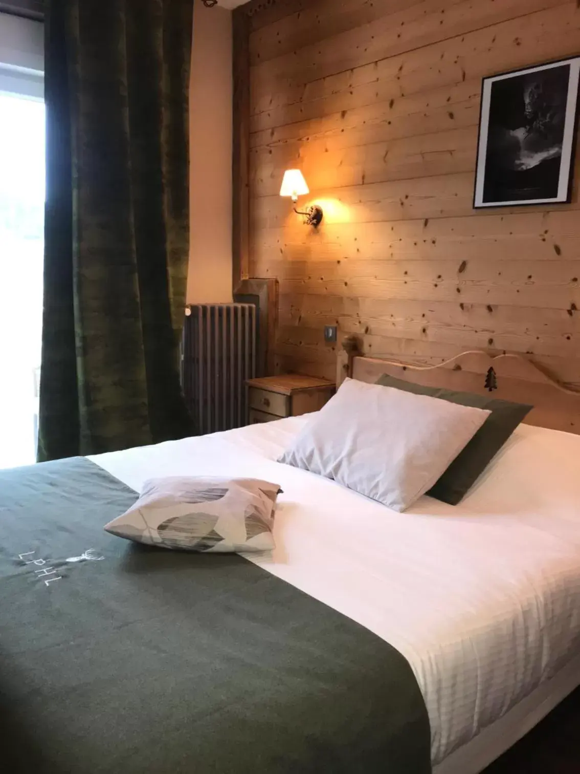 Bed in Le Ptit Hotel du Lac