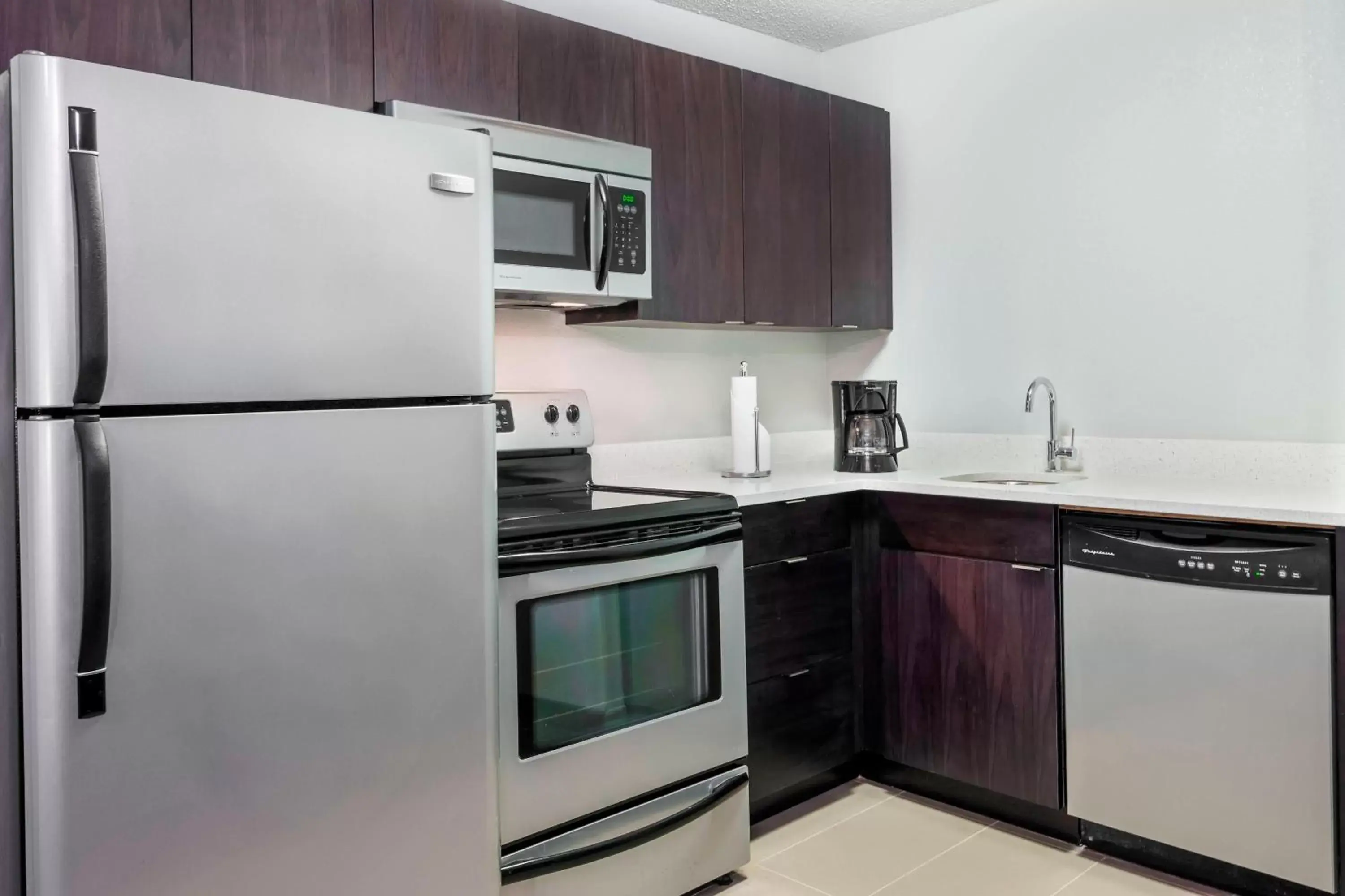 Bedroom, Kitchen/Kitchenette in Residence Inn Tampa Sabal Park/Brandon