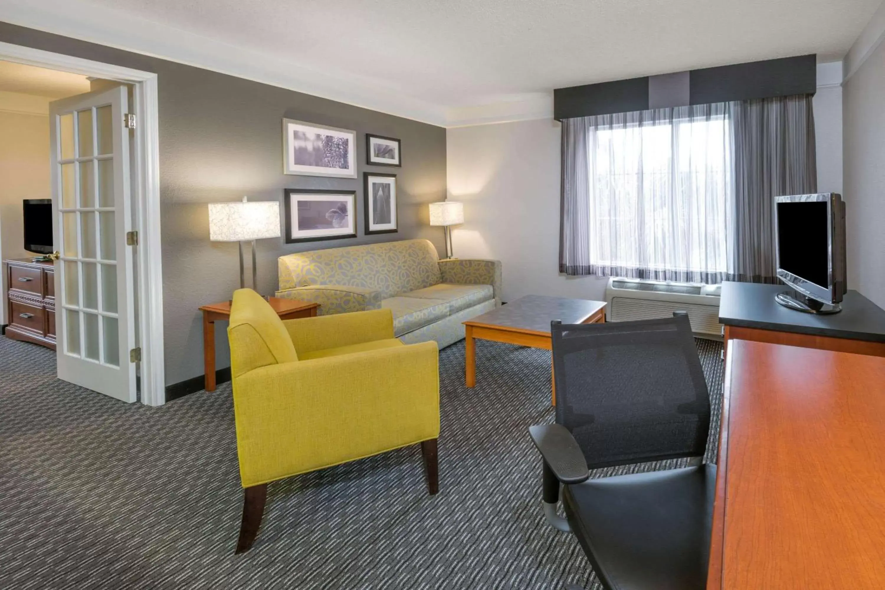 Photo of the whole room, Seating Area in La Quinta Inn & Suites by Wyndham San Antonio Riverwalk