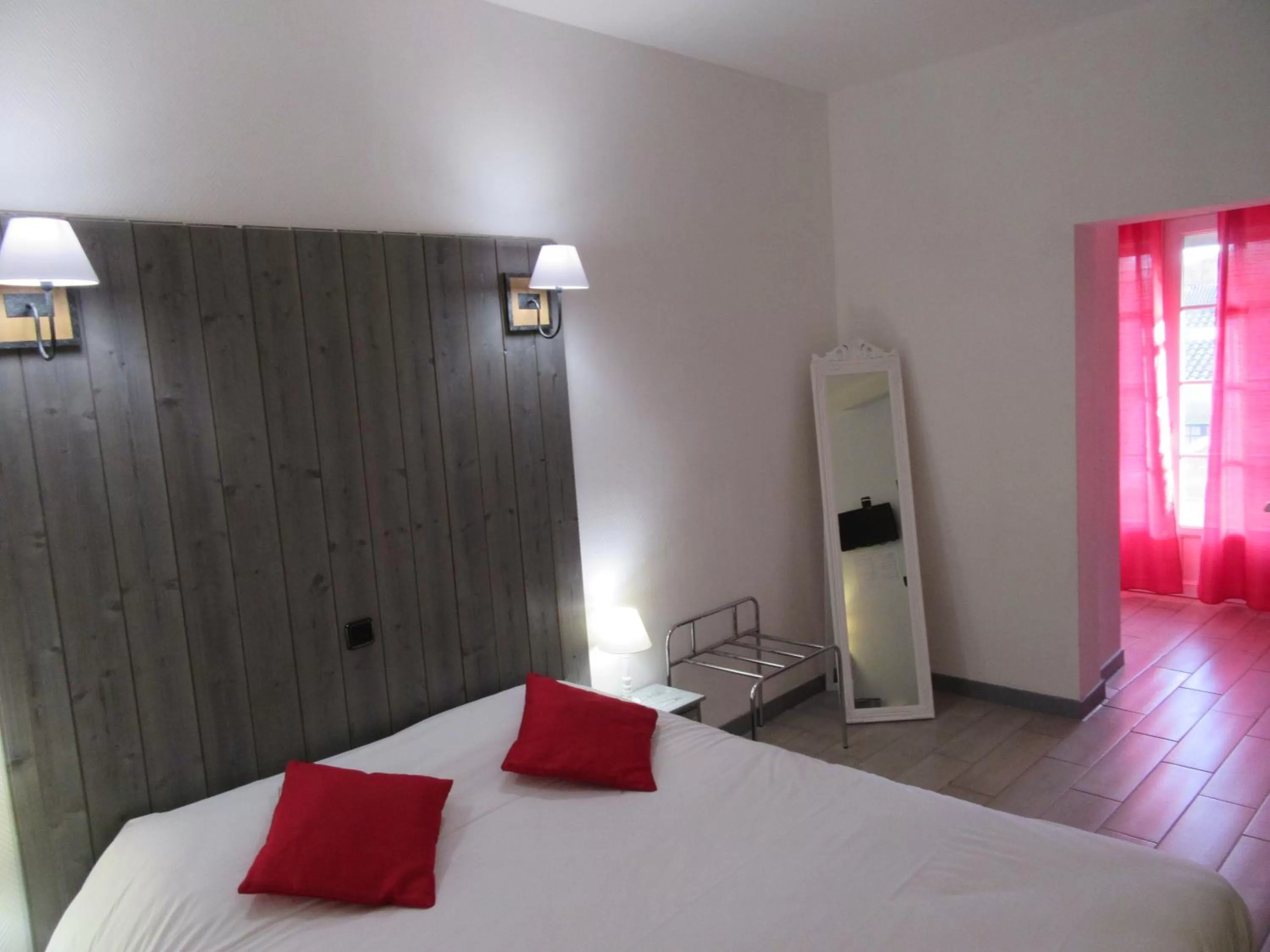 Bed in Contact Hotel de France