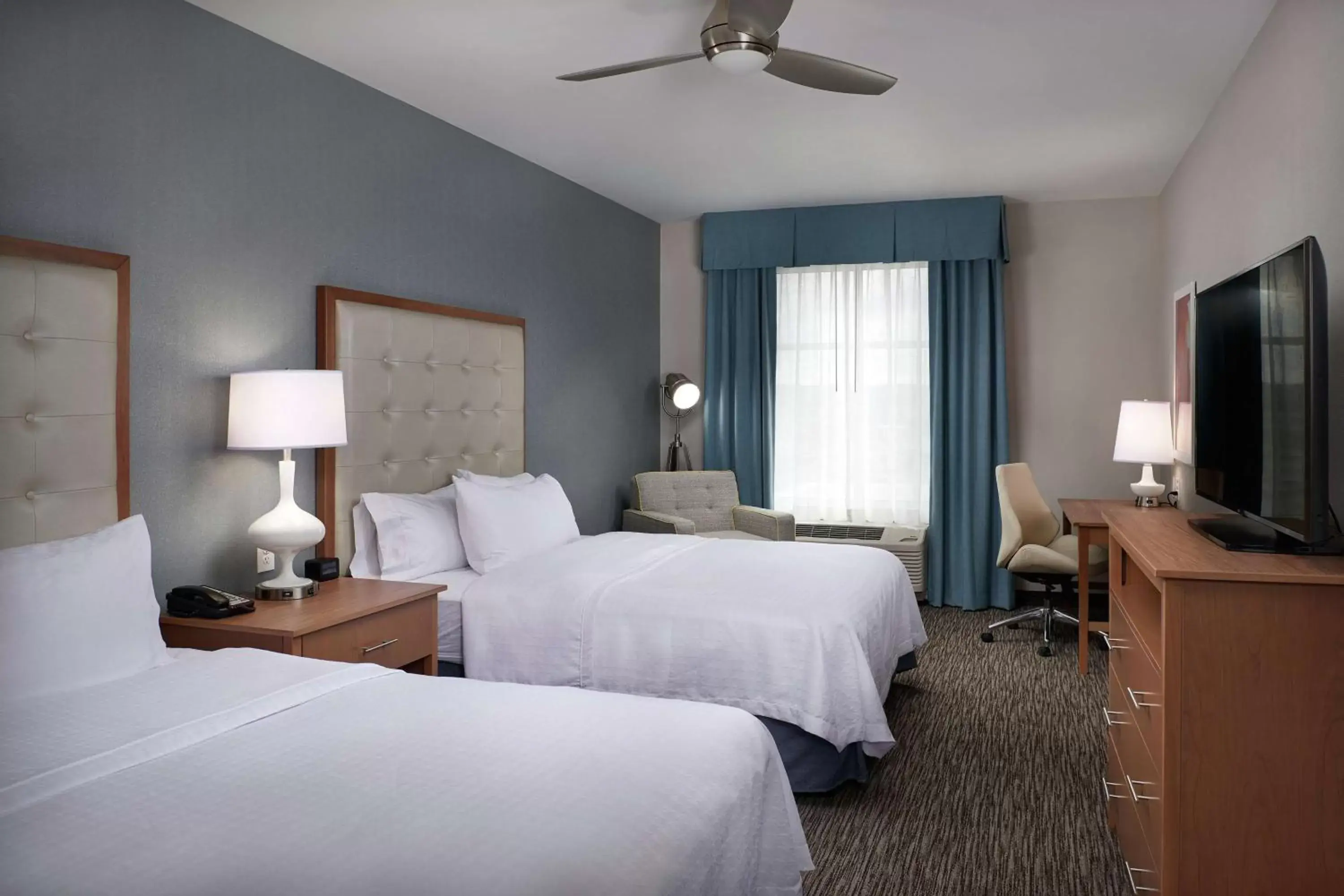 Bedroom, TV/Entertainment Center in Homewood Suites By Hilton Cincinnati Midtown